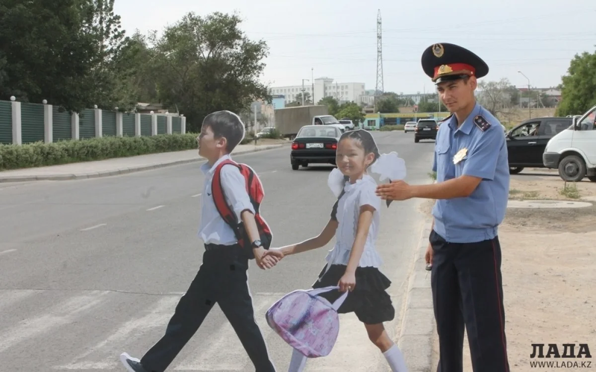 Школьники из гипсокартона похожи на настоящих. Фото автора