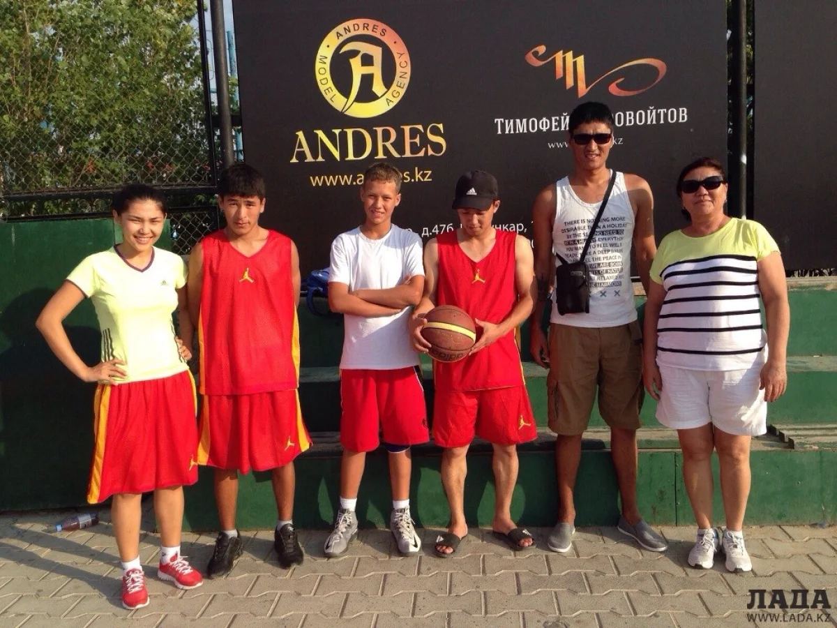 Члены казахстанской сборной с главным тренером. Фото автора