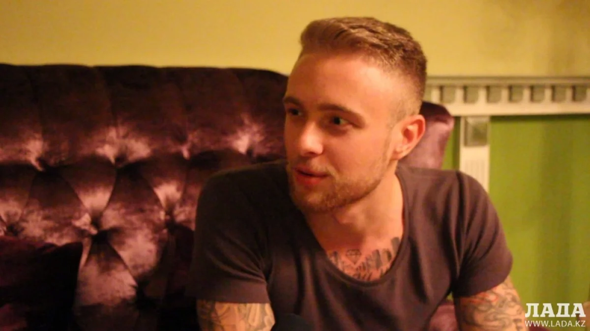 Егор КreeD беседует с корреспондентом