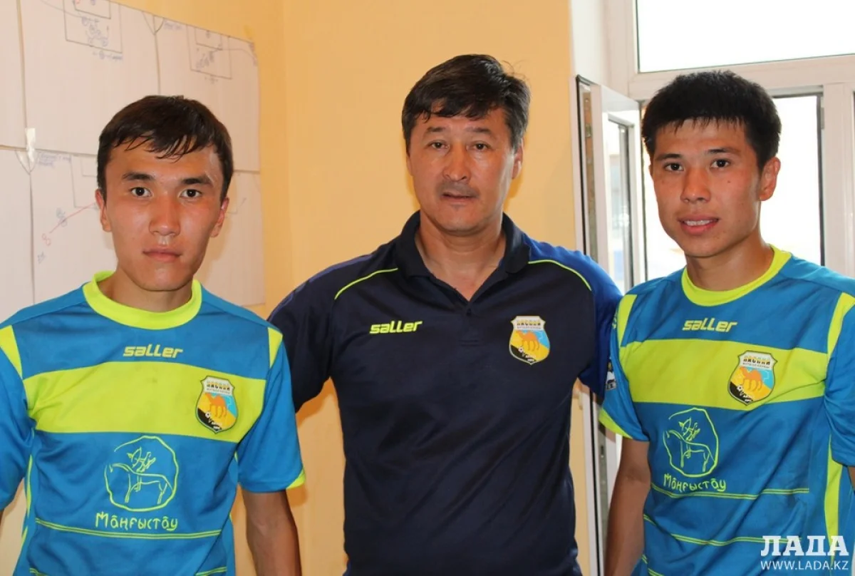 Главный тренер ФК «Каспий» с членами команды