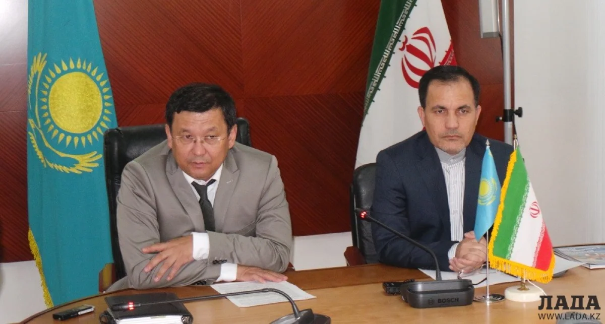 Заместитель акима Мангистауской области Ракимбек Амиржанов и Генеральный Консул Исламской Республики Иран в Актау Махмуд Адиб