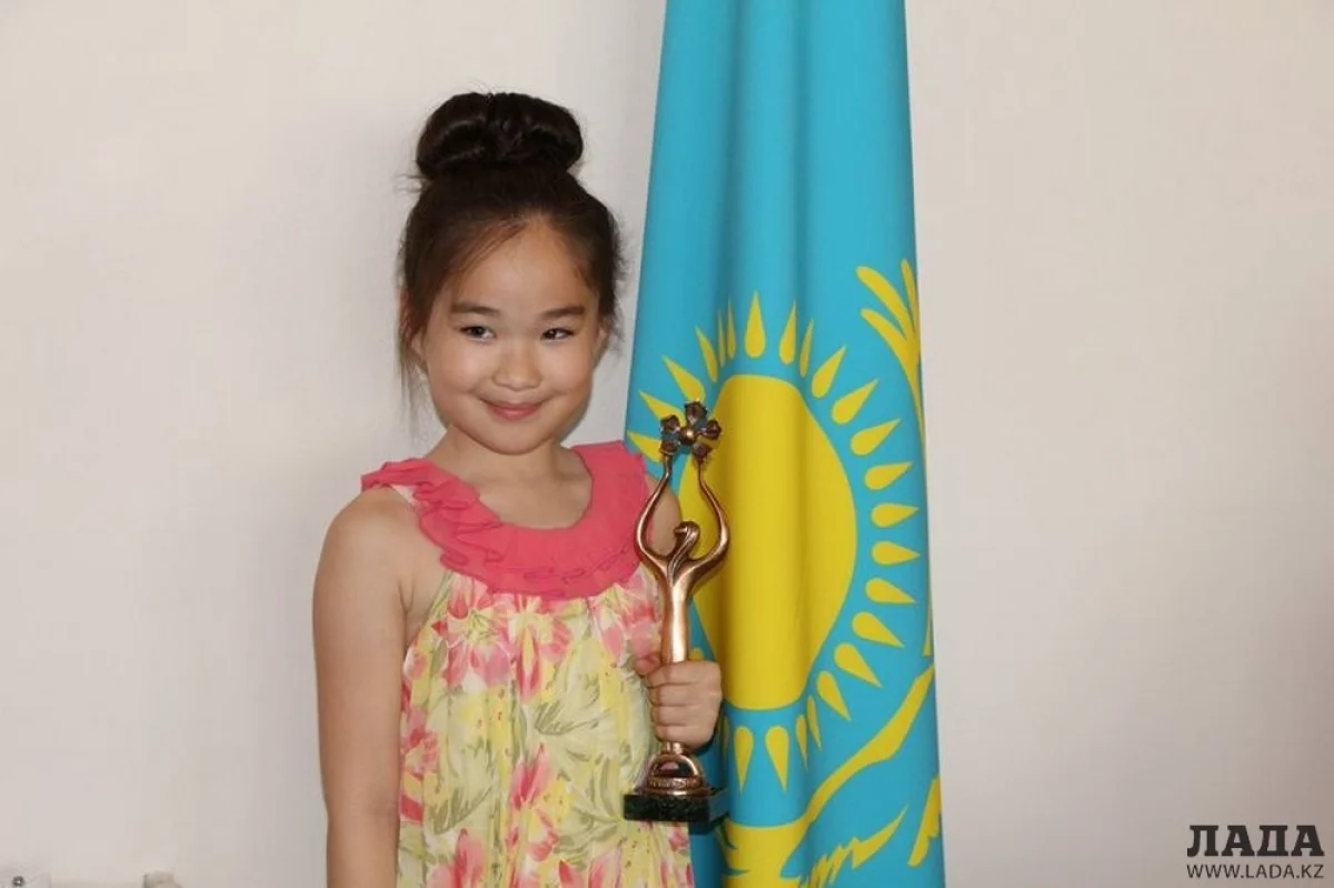 Луиза Нуркуатова со статуэткой ручной работы от организаторов конкурса &quot;Славянский базар&quot;. Фото Кадырбека Айдарулы||news_pic_more|<!--TBegin--><a href="https://img.lada.kz/2015-07/1437026539_img_8149.jpg" onclick="return hs.expand(this)" ><img align="left" src="https://img.lada.kz/2015-07/thumbs/1437026539_img_8149.jpg" alt='Победительница конкурса «Витебск-2015» Луиза Нуркуатова: Мечтаю стать мировой звездой' title='Победительница конкурса «Витебск-2015» Луиза Нуркуатова: Мечтаю стать мировой звездой'  /></a><!--TEnd--><br /><!--TBegin--><a href="https://img.lada.kz/2015-07/1437026569_img_8159.jpg" onclick="return hs.expand(this)" ><img align="left" src="https://img.lada.kz/2015-07/thumbs/1437026569_img_8159.jpg" alt='Победительница конкурса «Витебск-2015» Луиза Нуркуатова: Мечтаю стать мировой звездой' title='Победительница конкурса «Витебск-2015» Луиза Нуркуатова: Мечтаю стать мировой звездой'  /></a><!--TEnd--><br /><!--TBegin--><a href="https://img.lada.kz/2015-07/1437026563_img_8161.jpg" onclick="return hs.expand(this)" ><img align="left" src="https://img.lada.kz/2015-07/thumbs/1437026563_img_8161.jpg" alt='Победительница конкурса «Витебск-2015» Луиза Нуркуатова: Мечтаю стать мировой звездой' title='Победительница конкурса «Витебск-2015» Луиза Нуркуатова: Мечтаю стать мировой звездой'  /></a><!--TEnd-->