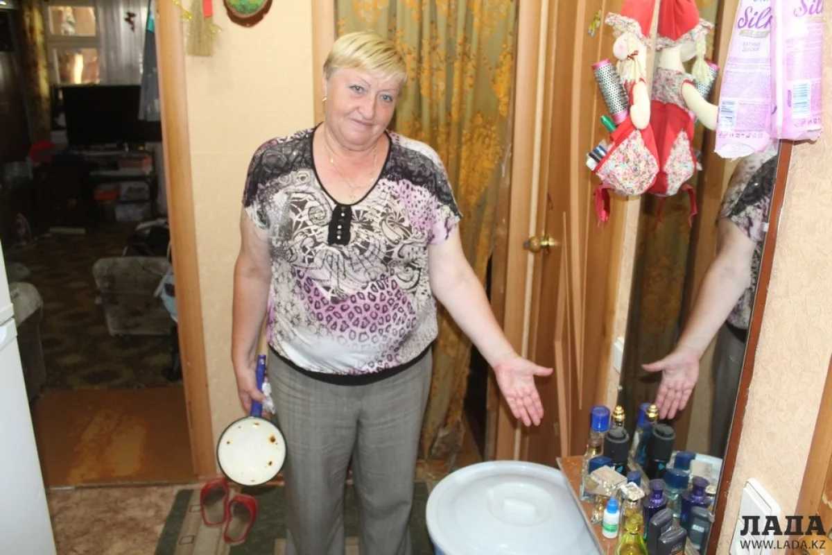 Лидия Гребенникова вынуждена каждый день набирать тазики с водой