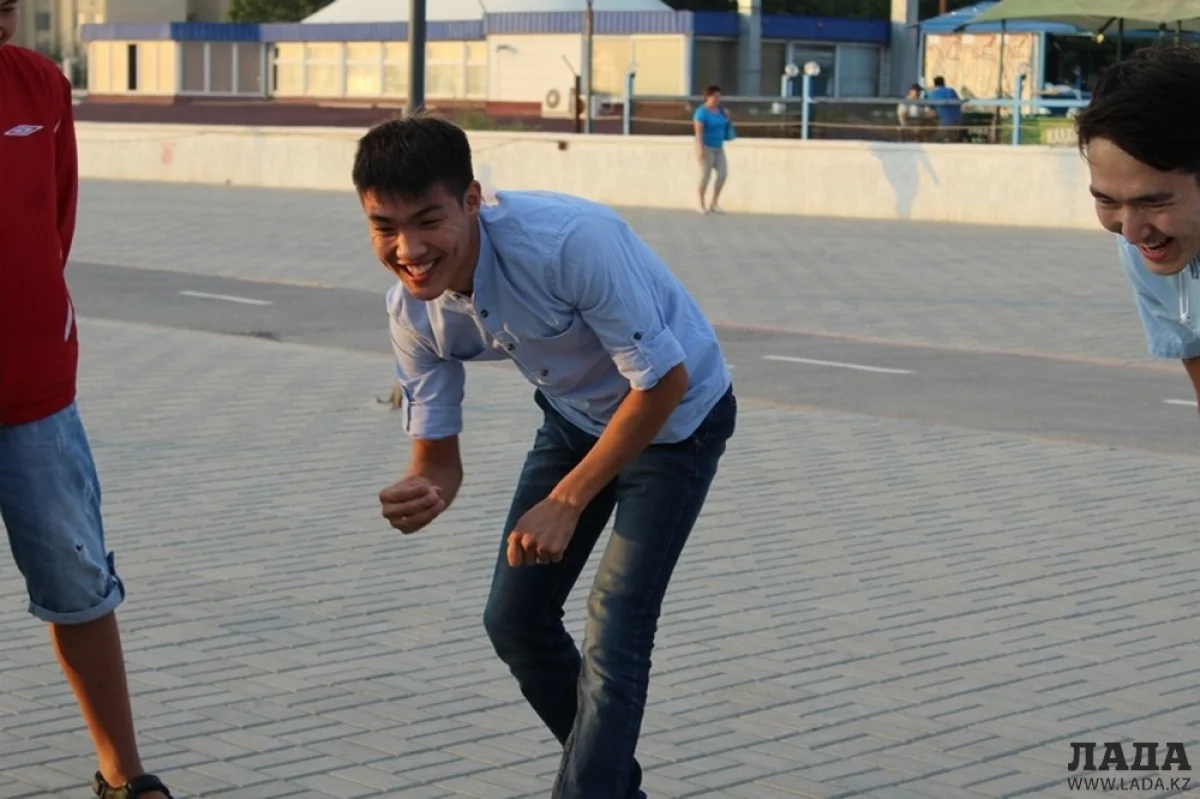 Асық ату — одна из самых распространённых детских игр в Средней Азии. Фото автора||news_pic_more|<!--TBegin--><a href="https://img.lada.kz/2015-07/1437068153_img_6605.jpg" onclick="return hs.expand(this)" ><img align="left" src="https://img.lada.kz/2015-07/thumbs/1437068153_img_6605.jpg" alt='На набережной Актау прошли «Асық Party» и «Домбыра Party»' title='На набережной Актау прошли «Асық Party» и «Домбыра Party»'  /></a><!--TEnd--><br /><!--TBegin--><a href="https://img.lada.kz/2015-07/1437068191_img_6609.jpg" onclick="return hs.expand(this)" ><img align="left" src="https://img.lada.kz/2015-07/thumbs/1437068191_img_6609.jpg" alt='На набережной Актау прошли «Асық Party» и «Домбыра Party»' title='На набережной Актау прошли «Асық Party» и «Домбыра Party»'  /></a><!--TEnd--><br /><!--TBegin--><a href="https://img.lada.kz/2015-07/1437068168_img_6610.jpg" onclick="return hs.expand(this)" ><img align="left" src="https://img.lada.kz/2015-07/thumbs/1437068168_img_6610.jpg" alt='На набережной Актау прошли «Асық Party» и «Домбыра Party»' title='На набережной Актау прошли «Асық Party» и «Домбыра Party»'  /></a><!--TEnd--><br /><!--TBegin--><a href="https://img.lada.kz/2015-07/1437068220_img_6615.jpg" onclick="return hs.expand(this)" ><img align="left" src="https://img.lada.kz/2015-07/thumbs/1437068220_img_6615.jpg" alt='На набережной Актау прошли «Асық Party» и «Домбыра Party»' title='На набережной Актау прошли «Асық Party» и «Домбыра Party»'  /></a><!--TEnd--><br /><!--TBegin--><a href="https://img.lada.kz/2015-07/1437068141_img_6620.jpg" onclick="return hs.expand(this)" ><img align="left" src="https://img.lada.kz/2015-07/thumbs/1437068141_img_6620.jpg" alt='На набережной Актау прошли «Асық Party» и «Домбыра Party»' title='На набережной Актау прошли «Асық Party» и «Домбыра Party»'  /></a><!--TEnd--><br /><!--TBegin--><a href="https://img.lada.kz/2015-07/1437068198_img_6622.jpg" onclick="return hs.expand(this)" ><img align="left" src="https://img.lada.kz/2015-07/thumbs/1437068198_img_6622.jpg" alt='На набережной Актау прошли «Асық Party» и «Домбыра Party»' title='На набережной Актау прошли «Асық Party» и «Домбыра Party»'  /></a><!--TEnd--><br /><!--TBegin--><a href="https://img.lada.kz/2015-07/1437068215_img_6629.jpg" onclick="return hs.expand(this)" ><img align="left" src="https://img.lada.kz/2015-07/thumbs/1437068215_img_6629.jpg" alt='На набережной Актау прошли «Асық Party» и «Домбыра Party»' title='На набережной Актау прошли «Асық Party» и «Домбыра Party»'  /></a><!--TEnd--><br /><!--TBegin--><a href="https://img.lada.kz/2015-07/1437068141_img_6635.jpg" onclick="return hs.expand(this)" ><img align="left" src="https://img.lada.kz/2015-07/thumbs/1437068141_img_6635.jpg" alt='На набережной Актау прошли «Асық Party» и «Домбыра Party»' title='На набережной Актау прошли «Асық Party» и «Домбыра Party»'  /></a><!--TEnd--><br /><!--TBegin--><a href="https://img.lada.kz/2015-07/1437068221_img_6651.jpg" onclick="return hs.expand(this)" ><img align="left" src="https://img.lada.kz/2015-07/thumbs/1437068221_img_6651.jpg" alt='На набережной Актау прошли «Асық Party» и «Домбыра Party»' title='На набережной Актау прошли «Асық Party» и «Домбыра Party»'  /></a><!--TEnd--><br /><!--TBegin--><a href="https://img.lada.kz/2015-07/1437068227_img_6657.jpg" onclick="return hs.expand(this)" ><img align="left" src="https://img.lada.kz/2015-07/thumbs/1437068227_img_6657.jpg" alt='На набережной Актау прошли «Асық Party» и «Домбыра Party»' title='На набережной Актау прошли «Асық Party» и «Домбыра Party»'  /></a><!--TEnd--><br /><!--TBegin--><a href="https://img.lada.kz/2015-07/1437068233_img_6661.jpg" onclick="return hs.expand(this)" ><img align="left" src="https://img.lada.kz/2015-07/thumbs/1437068233_img_6661.jpg" alt='На набережной Актау прошли «Асық Party» и «Домбыра Party»' title='На набережной Актау прошли «Асық Party» и «Домбыра Party»'  /></a><!--TEnd-->