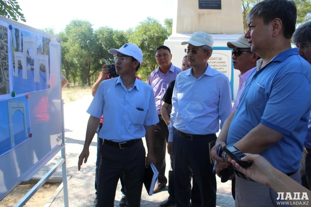 Серикбай Трумов знакомится с эскизным проектом благоустройства парка «Акбота». Фото автора||news_pic_more|<!--TBegin--><a href="https://img.lada.kz/2015-07/1437207594_img_6934.jpg" onclick="return hs.expand(this)" ><img align="left" src="https://img.lada.kz/2015-07/thumbs/1437207594_img_6934.jpg" alt='Берик Изгалиев: Парк «Акбота» станет лучшим местом отдыха для жителей Актау' title='Берик Изгалиев: Парк «Акбота» станет лучшим местом отдыха для жителей Актау'  /></a><!--TEnd--><br /><!--TBegin--><a href="https://img.lada.kz/2015-07/1437207573_img_6948.jpg" onclick="return hs.expand(this)" ><img align="left" src="https://img.lada.kz/2015-07/thumbs/1437207573_img_6948.jpg" alt='Берик Изгалиев: Парк «Акбота» станет лучшим местом отдыха для жителей Актау' title='Берик Изгалиев: Парк «Акбота» станет лучшим местом отдыха для жителей Актау'  /></a><!--TEnd-->