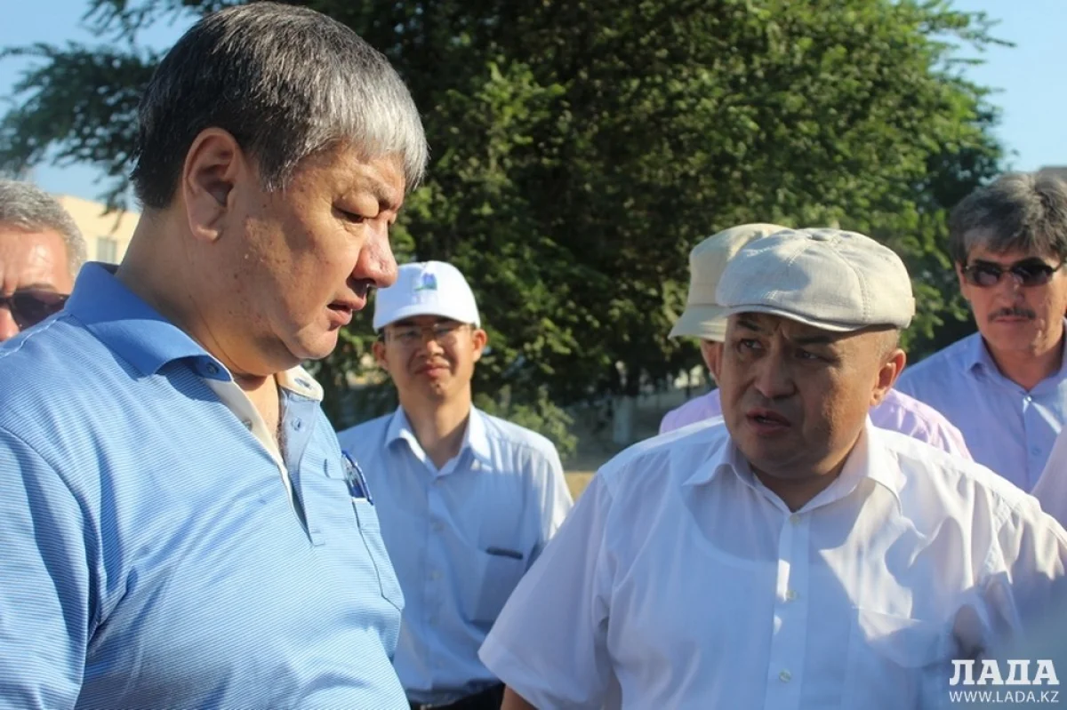 Суиндык Алдашев раскритиковал работы подрядных организаций. Фото автора||news_pic_more|<!--TBegin--><a href="https://img.lada.kz/2015-07/1437209335_img_6801.jpg" onclick="return hs.expand(this)" ><img align="left" src="https://img.lada.kz/2015-07/thumbs/1437209335_img_6801.jpg" alt='Суиндык Алдашев: Аким Актау будет лично контролировать работы по замене коммуникаций' title='Суиндык Алдашев: Аким Актау будет лично контролировать работы по замене коммуникаций'  /></a><!--TEnd--><br /><!--TBegin--><a href="https://img.lada.kz/2015-07/1437209297_img_6804.jpg" onclick="return hs.expand(this)" ><img align="left" src="https://img.lada.kz/2015-07/thumbs/1437209297_img_6804.jpg" alt='Суиндык Алдашев: Аким Актау будет лично контролировать работы по замене коммуникаций' title='Суиндык Алдашев: Аким Актау будет лично контролировать работы по замене коммуникаций'  /></a><!--TEnd--><br /><!--TBegin--><a href="https://img.lada.kz/2015-07/1437209268_img_6825.jpg" onclick="return hs.expand(this)" ><img align="left" src="https://img.lada.kz/2015-07/thumbs/1437209268_img_6825.jpg" alt='Суиндык Алдашев: Аким Актау будет лично контролировать работы по замене коммуникаций' title='Суиндык Алдашев: Аким Актау будет лично контролировать работы по замене коммуникаций'  /></a><!--TEnd-->