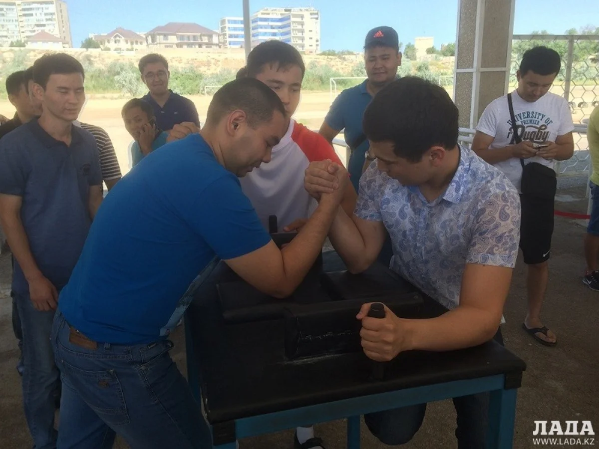 Состязания по армрестлингу. Фото предоставлено участниками турнира