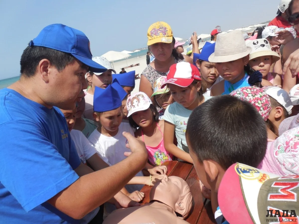 Спасатели научили детей делать искусственное дыхание