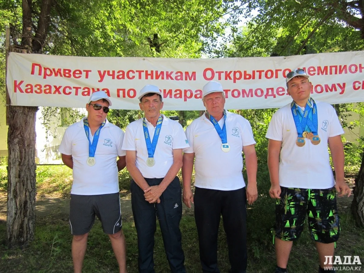 Чемпионы и призеры слева направо: Роман Шилин, Александр Данилко, Константин Шилин и Евгений Командир. Фото предоставлено представителем команды