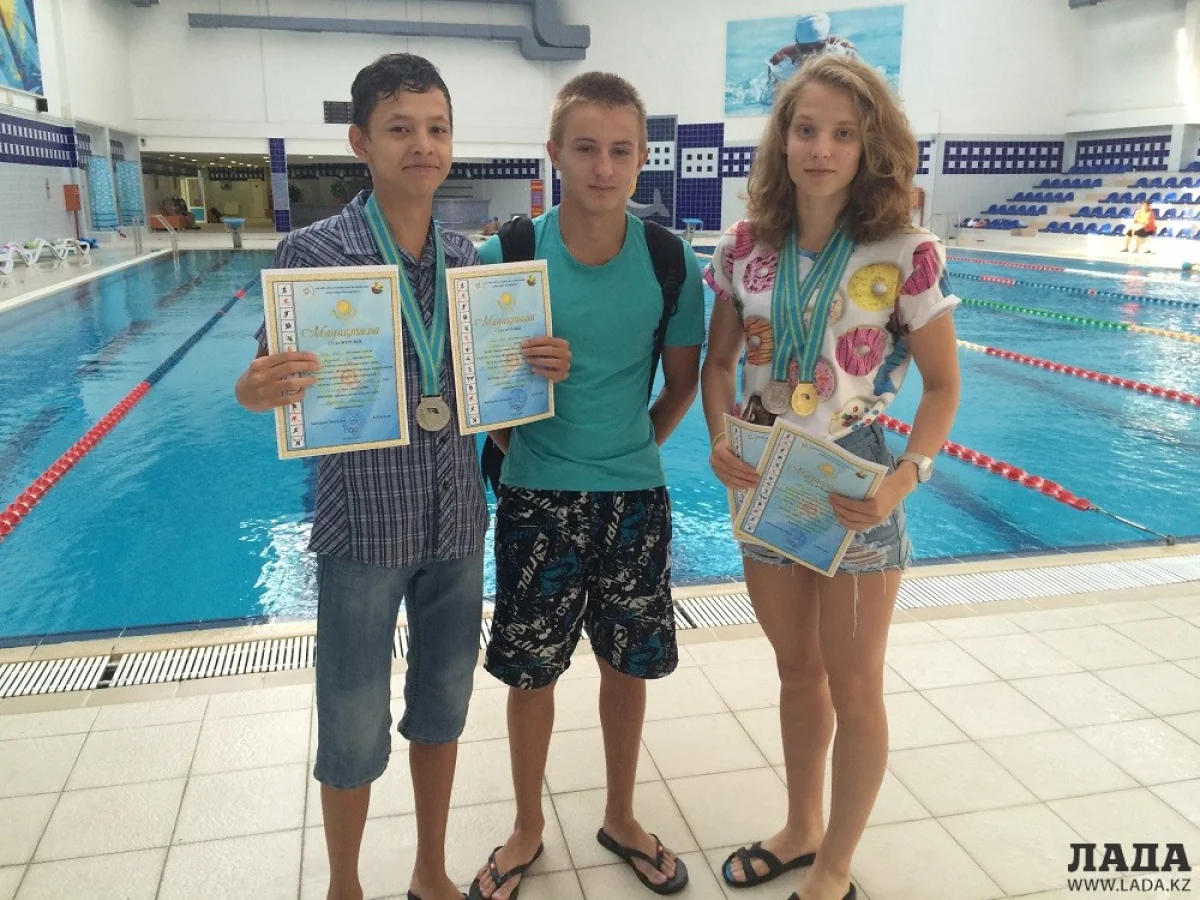 С наградами Владимир Свиридов и Алена Арзютова. Фото предоставил А. Вайсброт