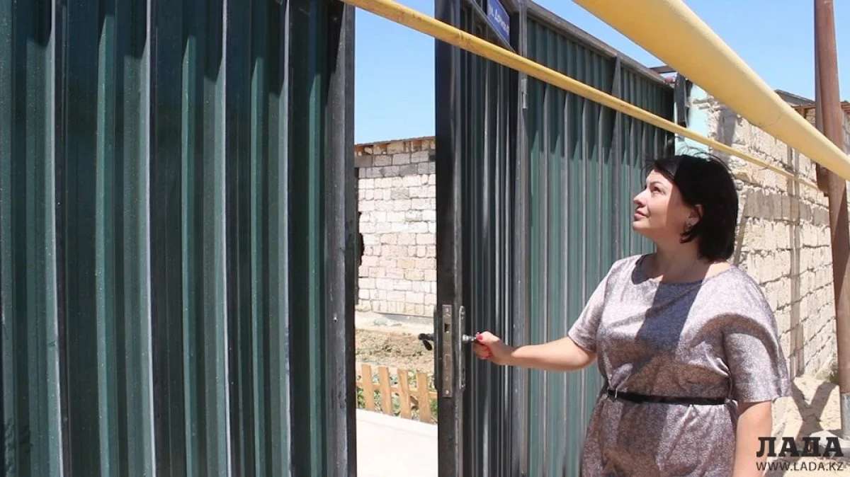Наталья Фильцова не может до конца открыть дверь во двор своего дома