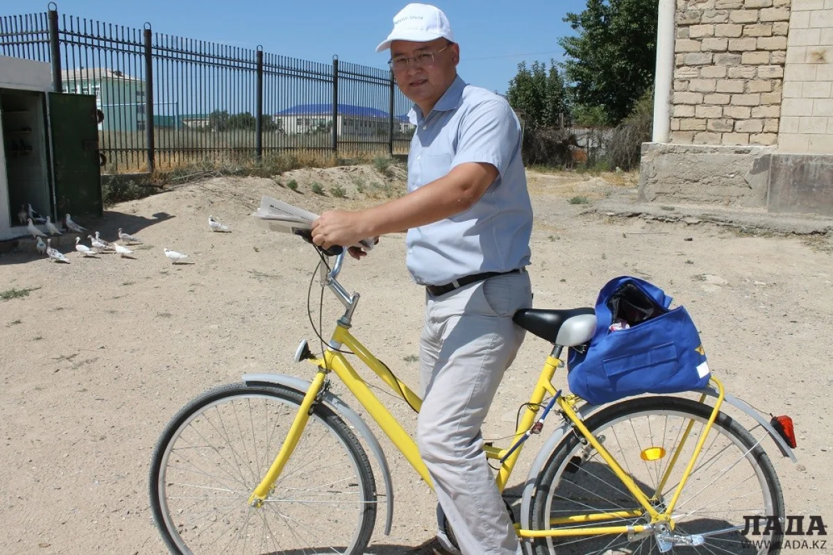 Директор «Казпочты» Нурлан Хамзин в качестве почтальона. Фото автора