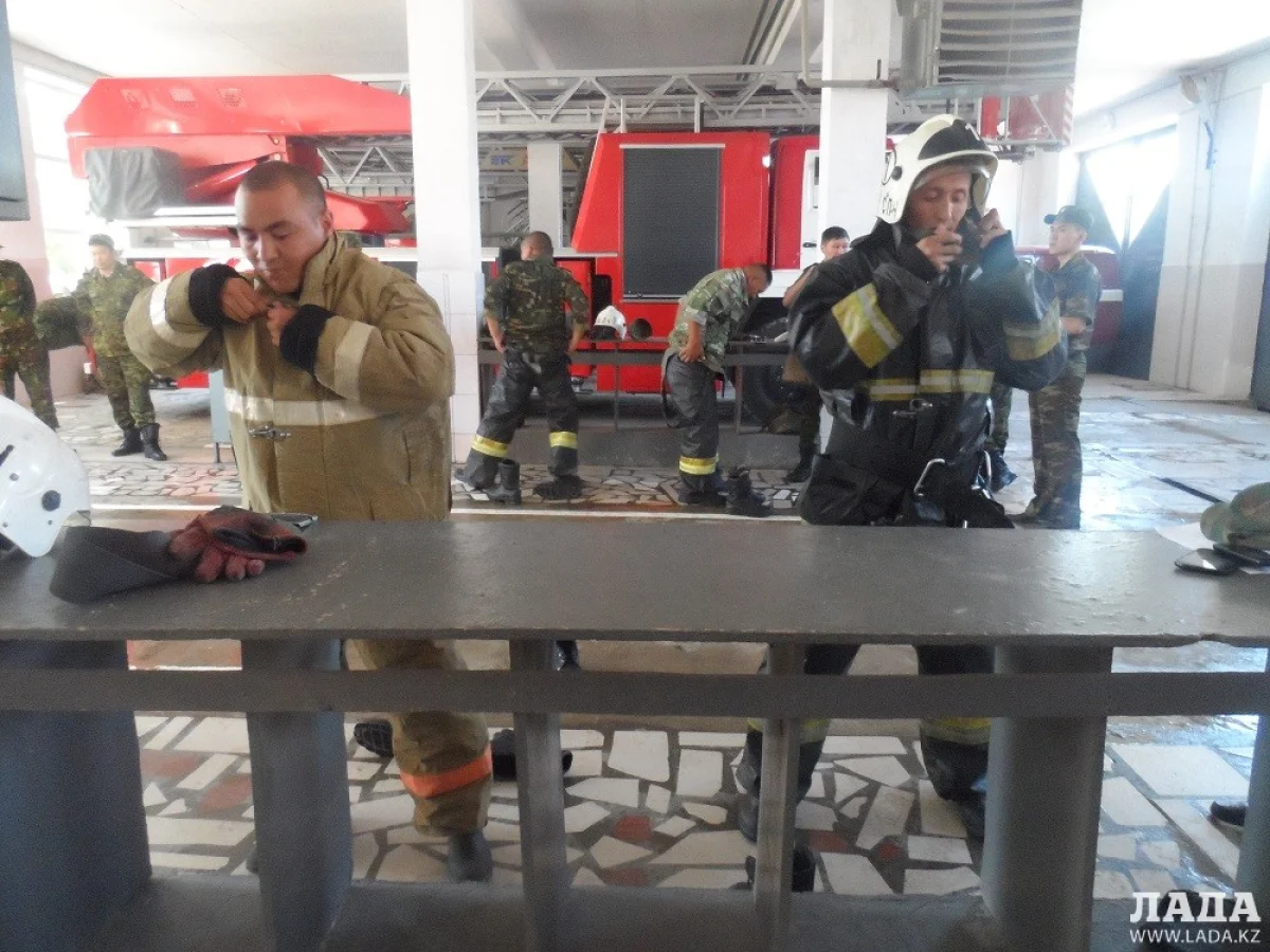 Третий этап конкурса - надевание боевой одежды. Фото пресс-службы ДЧС