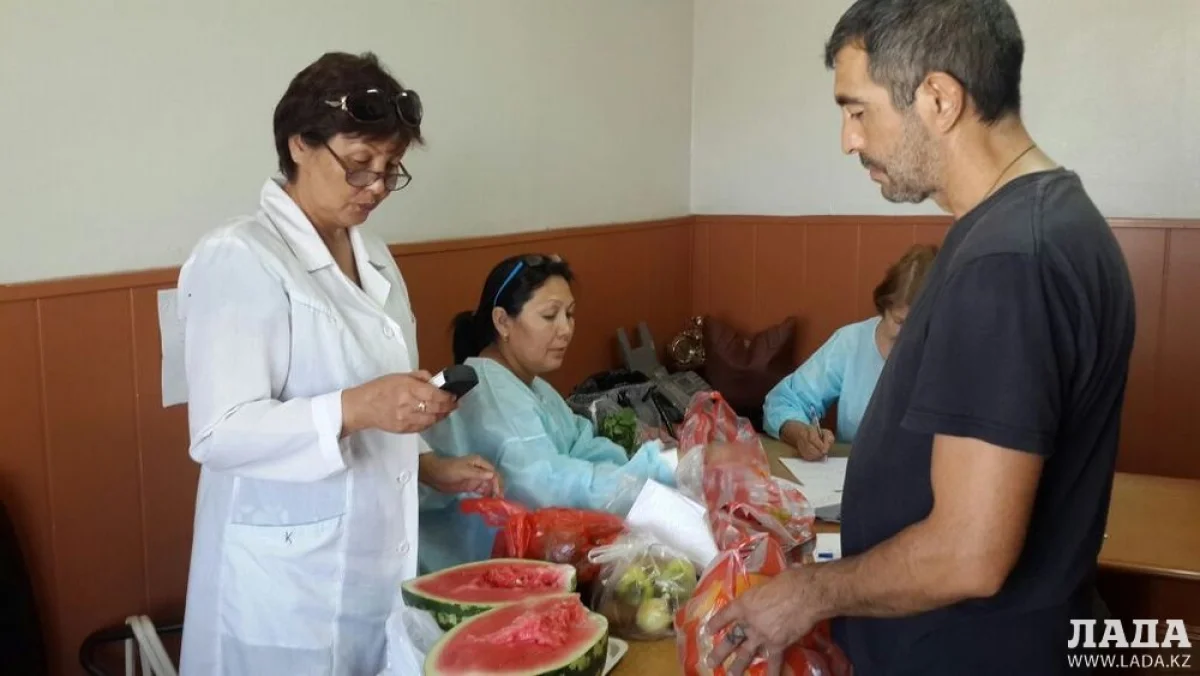 В ходе акции  на бесплатной основе для всех желающих потребителей были проведены лабораторные исследования приобретенных ими овощей и фруктов||news_pic_more|<!--TBegin--><a href="https://img.lada.kz/2015-07/1438335223_img-20150731-wa0002.jpg" onclick="return hs.expand(this)" ><img align="left" src="https://img.lada.kz/2015-07/thumbs/1438335223_img-20150731-wa0002.jpg" alt='Назгуль Турганалиева: Почти 10 процентов проверенных нами овощей и фруктов содержат нитраты' title='Назгуль Турганалиева: Почти 10 процентов проверенных нами овощей и фруктов содержат нитраты'  /></a><!--TEnd--><br /><!--TBegin--><a href="https://img.lada.kz/2015-07/1438335308_img-20150731-wa0005.jpg" onclick="return hs.expand(this)" ><img align="left" src="https://img.lada.kz/2015-07/thumbs/1438335308_img-20150731-wa0005.jpg" alt='Назгуль Турганалиева: Почти 10 процентов проверенных нами овощей и фруктов содержат нитраты' title='Назгуль Турганалиева: Почти 10 процентов проверенных нами овощей и фруктов содержат нитраты'  /></a><!--TEnd-->
