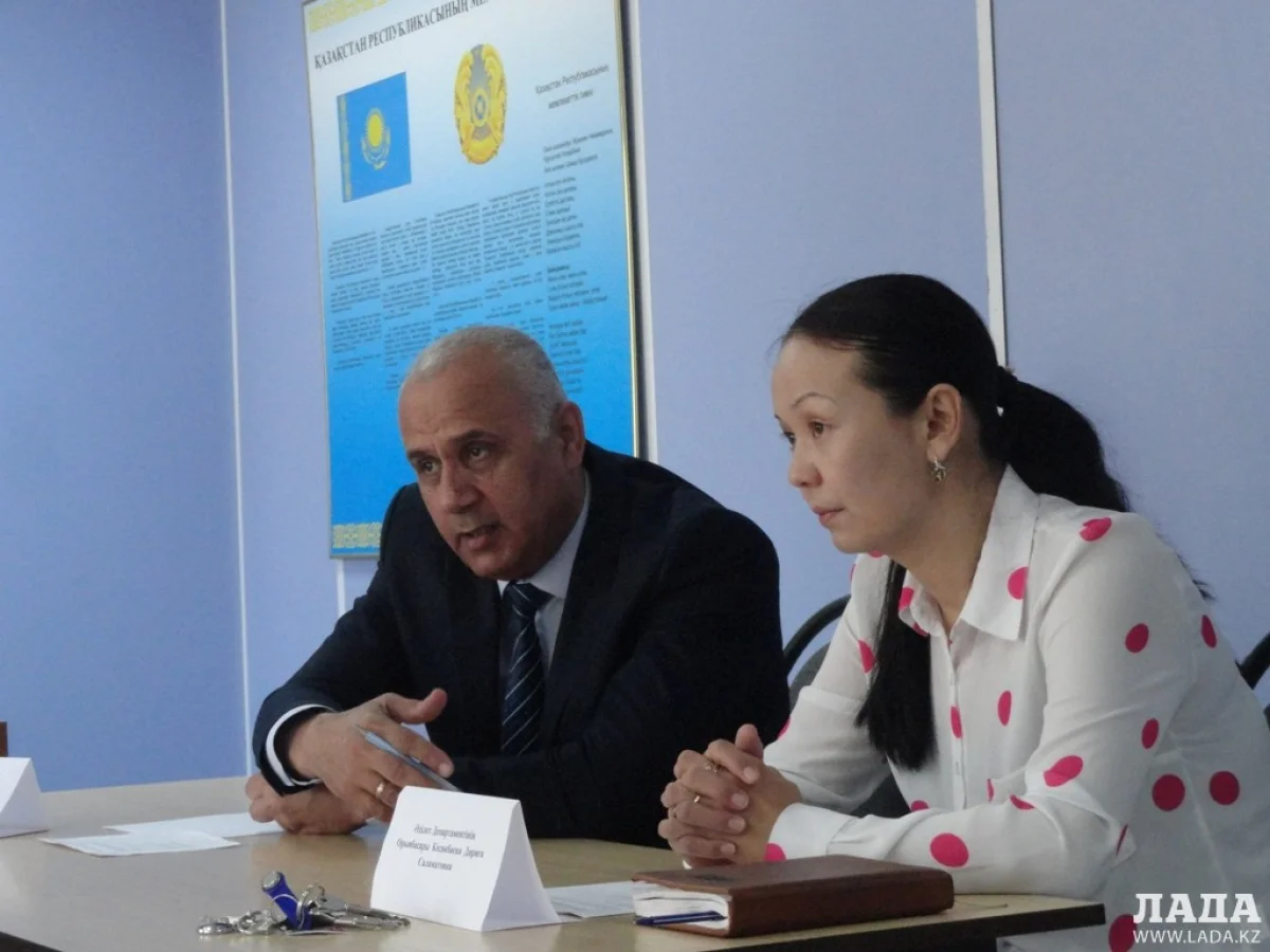 Д.Кесикбаева ведет прием по алиментам. Фото автора