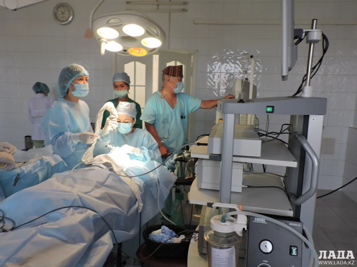 Врачи проводят операцию на новом оборудовании. Фото автора