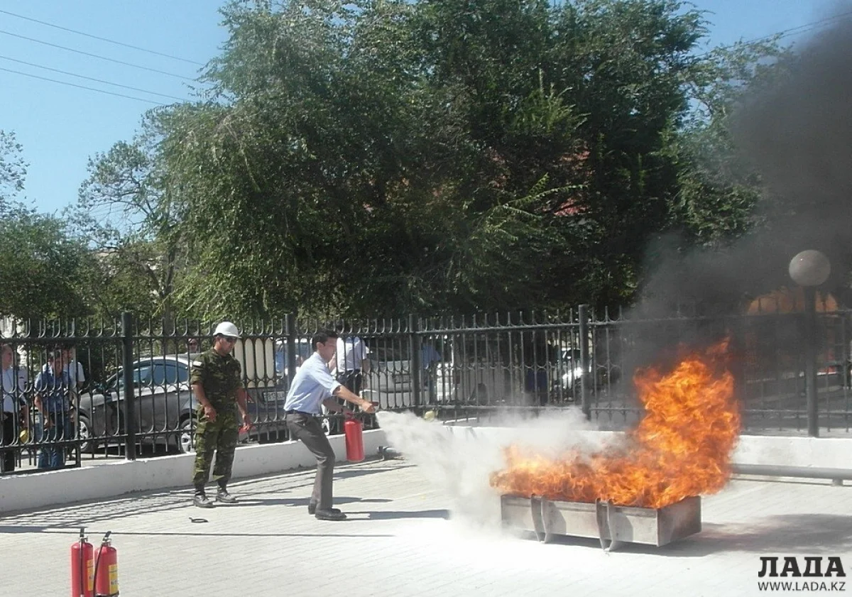 В заключительной части УТЗ сотрудники ТОО «Каракудукмунай» отработали навыки практического применения огнетушителей