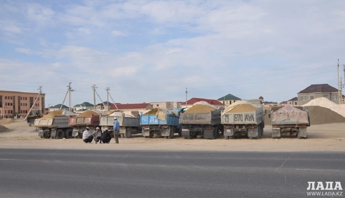 Стоянка большегрузной техники в Шыгыс