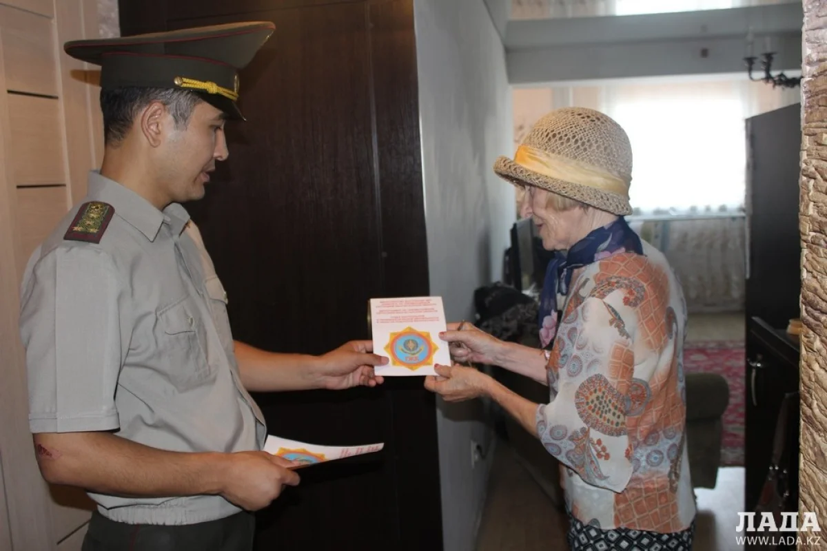 Пожарные раздали жителям брошюры, в которых рассказано, как себя уберечь и не допустить возникновения пожара