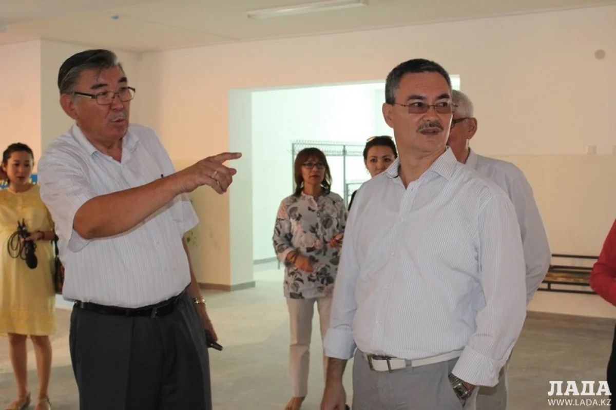 Серик Оспанов депутат мажилиса парламента РК посетил школу №5 в Каракиянском районе
