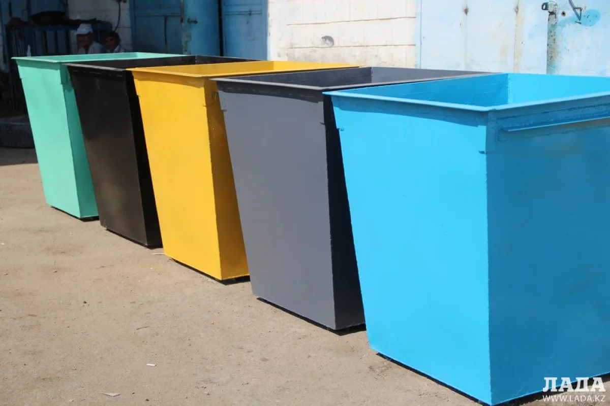 Новые мусорные контейнеры. Фото автора