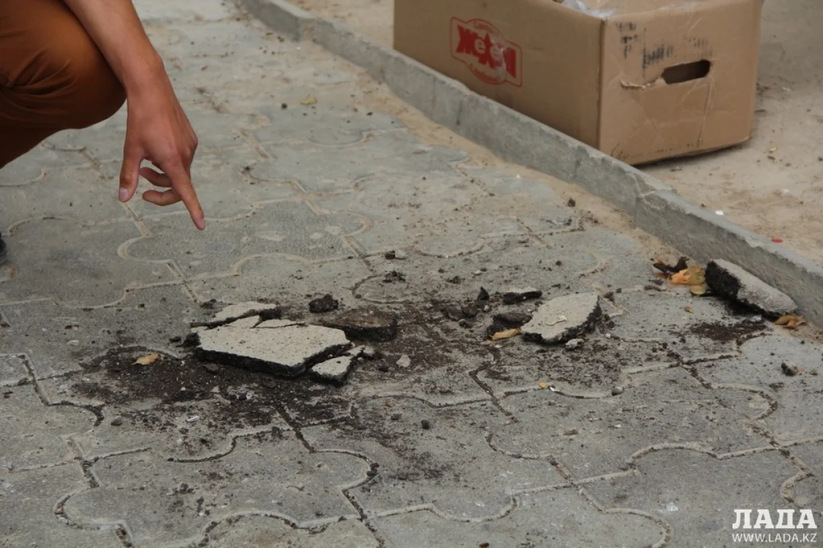 Куски асфальта, сброшенные с верхних этажей. Фото автора