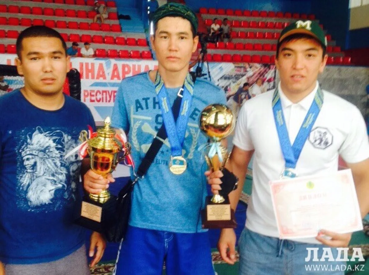 Серикбай Ходжабаев в центре