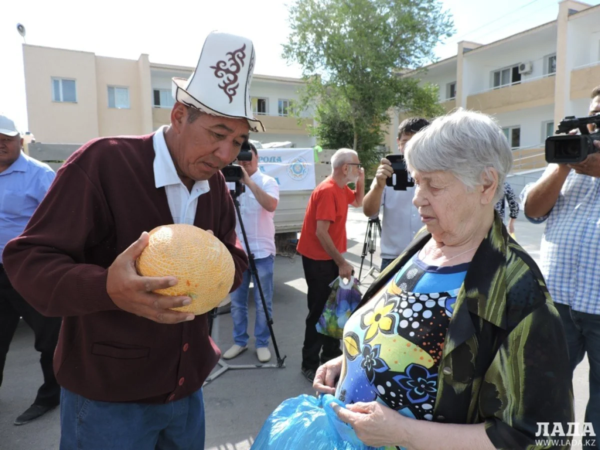 Передача продукции жителям дома. Фото автора