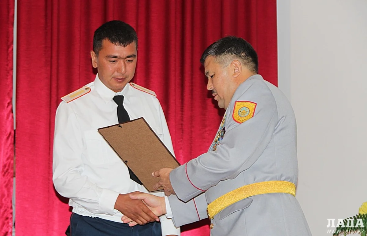 Церемония награждения. Фото автора||news_pic_more|<!--TBegin--><a href="https://img.lada.kz/2015-08/1440845779_img_8313.jpg" onclick="return hs.expand(this)" ><img align="left" src="https://img.lada.kz/2015-08/thumbs/1440845779_img_8313.jpg" alt='Накануне Дня Конституции в Актау наградили лучших полицейских' title='Накануне Дня Конституции в Актау наградили лучших полицейских'  /></a><!--TEnd--><br /><!--TBegin--><a href="https://img.lada.kz/2015-08/1440845789_img_8316.jpg" onclick="return hs.expand(this)" ><img align="left" src="https://img.lada.kz/2015-08/thumbs/1440845789_img_8316.jpg" alt='Накануне Дня Конституции в Актау наградили лучших полицейских' title='Накануне Дня Конституции в Актау наградили лучших полицейских'  /></a><!--TEnd--><br /><!--TBegin--><a href="https://img.lada.kz/2015-08/1440845780_img_8326.jpg" onclick="return hs.expand(this)" ><img align="left" src="https://img.lada.kz/2015-08/thumbs/1440845780_img_8326.jpg" alt='Накануне Дня Конституции в Актау наградили лучших полицейских' title='Накануне Дня Конституции в Актау наградили лучших полицейских'  /></a><!--TEnd--><br /><!--TBegin--><a href="https://img.lada.kz/2015-08/1440845760_img_8330.jpg" onclick="return hs.expand(this)" ><img align="left" src="https://img.lada.kz/2015-08/thumbs/1440845760_img_8330.jpg" alt='Накануне Дня Конституции в Актау наградили лучших полицейских' title='Накануне Дня Конституции в Актау наградили лучших полицейских'  /></a><!--TEnd--><br /><!--TBegin--><a href="https://img.lada.kz/2015-08/1440845800_img_8333.jpg" onclick="return hs.expand(this)" ><img align="left" src="https://img.lada.kz/2015-08/thumbs/1440845800_img_8333.jpg" alt='Накануне Дня Конституции в Актау наградили лучших полицейских' title='Накануне Дня Конституции в Актау наградили лучших полицейских'  /></a><!--TEnd-->