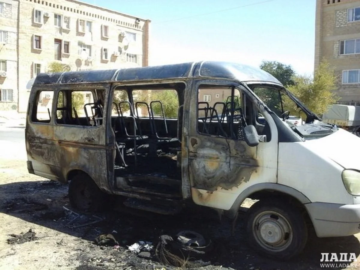 Последствия пожара автомобиля в Жанаозене