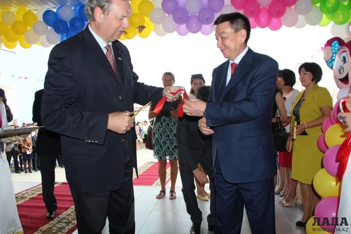 Красную ленту вместе с главой региона перерезал управляющий директор НОРТ Каспиан Оперейтинг Компани (НКОК) Стефан де Майё||news_pic_more|<!--TBegin--><a href="https://img.lada.kz/2015-09/1441263895_img_8784.jpg" onclick="return hs.expand(this)" ><img align="left" src="https://img.lada.kz/2015-09/thumbs/1441263895_img_8784.jpg" alt='Три новых детских сада открыли в Актау' title='Три новых детских сада открыли в Актау'  /></a><!--TEnd--><br /><!--TBegin--><a href="https://img.lada.kz/2015-09/1441263867_img_8786.jpg" onclick="return hs.expand(this)" ><img align="left" src="https://img.lada.kz/2015-09/thumbs/1441263867_img_8786.jpg" alt='Три новых детских сада открыли в Актау' title='Три новых детских сада открыли в Актау'  /></a><!--TEnd--><br /><!--TBegin--><a href="https://img.lada.kz/2015-09/1441263911_img_8787.jpg" onclick="return hs.expand(this)" ><img align="left" src="https://img.lada.kz/2015-09/thumbs/1441263911_img_8787.jpg" alt='Три новых детских сада открыли в Актау' title='Три новых детских сада открыли в Актау'  /></a><!--TEnd--><br /><!--TBegin--><a href="https://img.lada.kz/2015-09/1441263870_img_8788.jpg" onclick="return hs.expand(this)" ><img align="left" src="https://img.lada.kz/2015-09/thumbs/1441263870_img_8788.jpg" alt='Три новых детских сада открыли в Актау' title='Три новых детских сада открыли в Актау'  /></a><!--TEnd--><br /><!--TBegin--><a href="https://img.lada.kz/2015-09/1441263823_img_8790.jpg" onclick="return hs.expand(this)" ><img align="left" src="https://img.lada.kz/2015-09/thumbs/1441263823_img_8790.jpg" alt='Три новых детских сада открыли в Актау' title='Три новых детских сада открыли в Актау'  /></a><!--TEnd--><br /><!--TBegin--><a href="https://img.lada.kz/2015-09/1441263898_img_8793.jpg" onclick="return hs.expand(this)" ><img align="left" src="https://img.lada.kz/2015-09/thumbs/1441263898_img_8793.jpg" alt='Три новых детских сада открыли в Актау' title='Три новых детских сада открыли в Актау'  /></a><!--TEnd--><br /><!--TBegin--><a href="https://img.lada.kz/2015-09/1441263834_img_8794.jpg" onclick="return hs.expand(this)" ><img align="left" src="https://img.lada.kz/2015-09/thumbs/1441263834_img_8794.jpg" alt='Три новых детских сада открыли в Актау' title='Три новых детских сада открыли в Актау'  /></a><!--TEnd--><br /><!--TBegin--><a href="https://img.lada.kz/2015-09/1441263860_img_8795.jpg" onclick="return hs.expand(this)" ><img align="left" src="https://img.lada.kz/2015-09/thumbs/1441263860_img_8795.jpg" alt='Три новых детских сада открыли в Актау' title='Три новых детских сада открыли в Актау'  /></a><!--TEnd--><br /><!--TBegin--><a href="https://img.lada.kz/2015-09/1441263867_img_8803.jpg" onclick="return hs.expand(this)" ><img align="left" src="https://img.lada.kz/2015-09/thumbs/1441263867_img_8803.jpg" alt='Три новых детских сада открыли в Актау' title='Три новых детских сада открыли в Актау'  /></a><!--TEnd--><br /><!--TBegin--><a href="https://img.lada.kz/2015-09/1441263923_img_8807.jpg" onclick="return hs.expand(this)" ><img align="left" src="https://img.lada.kz/2015-09/thumbs/1441263923_img_8807.jpg" alt='Три новых детских сада открыли в Актау' title='Три новых детских сада открыли в Актау'  /></a><!--TEnd--><br /><!--TBegin--><a href="https://img.lada.kz/2015-09/1441263863_img_8813.jpg" onclick="return hs.expand(this)" ><img align="left" src="https://img.lada.kz/2015-09/thumbs/1441263863_img_8813.jpg" alt='Три новых детских сада открыли в Актау' title='Три новых детских сада открыли в Актау'  /></a><!--TEnd--><br /><!--TBegin--><a href="https://img.lada.kz/2015-09/1441263857_img_8816.jpg" onclick="return hs.expand(this)" ><img align="left" src="https://img.lada.kz/2015-09/thumbs/1441263857_img_8816.jpg" alt='Три новых детских сада открыли в Актау' title='Три новых детских сада открыли в Актау'  /></a><!--TEnd--><br /><!--TBegin--><a href="https://img.lada.kz/2015-09/1441263906_img_8822.jpg" onclick="return hs.expand(this)" ><img align="left" src="https://img.lada.kz/2015-09/thumbs/1441263906_img_8822.jpg" alt='Три новых детских сада открыли в Актау' title='Три новых детских сада открыли в Актау'  /></a><!--TEnd--><br /><!--TBegin--><a href="https://img.lada.kz/2015-09/1441263872_img_8828.jpg" onclick="return hs.expand(this)" ><img align="left" src="https://img.lada.kz/2015-09/thumbs/1441263872_img_8828.jpg" alt='Три новых детских сада открыли в Актау' title='Три новых детских сада открыли в Актау'  /></a><!--TEnd--><br /><!--TBegin--><a href="https://img.lada.kz/2015-09/1441263922_img_8831.jpg" onclick="return hs.expand(this)" ><img align="left" src="https://img.lada.kz/2015-09/thumbs/1441263922_img_8831.jpg" alt='Три новых детских сада открыли в Актау' title='Три новых детских сада открыли в Актау'  /></a><!--TEnd--><br /><!--TBegin--><a href="https://img.lada.kz/2015-09/1441263868_img_8840.jpg" onclick="return hs.expand(this)" ><img align="left" src="https://img.lada.kz/2015-09/thumbs/1441263868_img_8840.jpg" alt='Три новых детских сада открыли в Актау' title='Три новых детских сада открыли в Актау'  /></a><!--TEnd--><br /><!--TBegin--><a href="https://img.lada.kz/2015-09/1441263843_img_8841.jpg" onclick="return hs.expand(this)" ><img align="left" src="https://img.lada.kz/2015-09/thumbs/1441263843_img_8841.jpg" alt='Три новых детских сада открыли в Актау' title='Три новых детских сада открыли в Актау'  /></a><!--TEnd--><br /><!--TBegin--><a href="https://img.lada.kz/2015-09/1441263925_img_8843.jpg" onclick="return hs.expand(this)" ><img align="left" src="https://img.lada.kz/2015-09/thumbs/1441263925_img_8843.jpg" alt='Три новых детских сада открыли в Актау' title='Три новых детских сада открыли в Актау'  /></a><!--TEnd--><br /><!--TBegin--><a href="https://img.lada.kz/2015-09/1441263923_img_8849.jpg" onclick="return hs.expand(this)" ><img align="left" src="https://img.lada.kz/2015-09/thumbs/1441263923_img_8849.jpg" alt='Три новых детских сада открыли в Актау' title='Три новых детских сада открыли в Актау'  /></a><!--TEnd--><br /><!--TBegin--><a href="https://img.lada.kz/2015-09/1441263937_img_8851.jpg" onclick="return hs.expand(this)" ><img align="left" src="https://img.lada.kz/2015-09/thumbs/1441263937_img_8851.jpg" alt='Три новых детских сада открыли в Актау' title='Три новых детских сада открыли в Актау'  /></a><!--TEnd--><br /><!--TBegin--><a href="https://img.lada.kz/2015-09/1441263907_img_8853.jpg" onclick="return hs.expand(this)" ><img align="left" src="https://img.lada.kz/2015-09/thumbs/1441263907_img_8853.jpg" alt='Три новых детских сада открыли в Актау' title='Три новых детских сада открыли в Актау'  /></a><!--TEnd--><br /><!--TBegin--><a href="https://img.lada.kz/2015-09/1441263884_img_8857.jpg" onclick="return hs.expand(this)" ><img align="left" src="https://img.lada.kz/2015-09/thumbs/1441263884_img_8857.jpg" alt='Три новых детских сада открыли в Актау' title='Три новых детских сада открыли в Актау'  /></a><!--TEnd--><br /><!--TBegin--><a href="https://img.lada.kz/2015-09/1441263903_img_8862.jpg" onclick="return hs.expand(this)" ><img align="left" src="https://img.lada.kz/2015-09/thumbs/1441263903_img_8862.jpg" alt='Три новых детских сада открыли в Актау' title='Три новых детских сада открыли в Актау'  /></a><!--TEnd--><br /><!--TBegin--><a href="https://img.lada.kz/2015-09/1441263949_img_8865.jpg" onclick="return hs.expand(this)" ><img align="left" src="https://img.lada.kz/2015-09/thumbs/1441263949_img_8865.jpg" alt='Три новых детских сада открыли в Актау' title='Три новых детских сада открыли в Актау'  /></a><!--TEnd--><br /><!--TBegin--><a href="https://img.lada.kz/2015-09/1441263941_img_8869.jpg" onclick="return hs.expand(this)" ><img align="left" src="https://img.lada.kz/2015-09/thumbs/1441263941_img_8869.jpg" alt='Три новых детских сада открыли в Актау' title='Три новых детских сада открыли в Актау'  /></a><!--TEnd--><br /><!--TBegin--><a href="https://img.lada.kz/2015-09/1441263976_img_8877.jpg" onclick="return hs.expand(this)" ><img align="left" src="https://img.lada.kz/2015-09/thumbs/1441263976_img_8877.jpg" alt='Три новых детских сада открыли в Актау' title='Три новых детских сада открыли в Актау'  /></a><!--TEnd-->