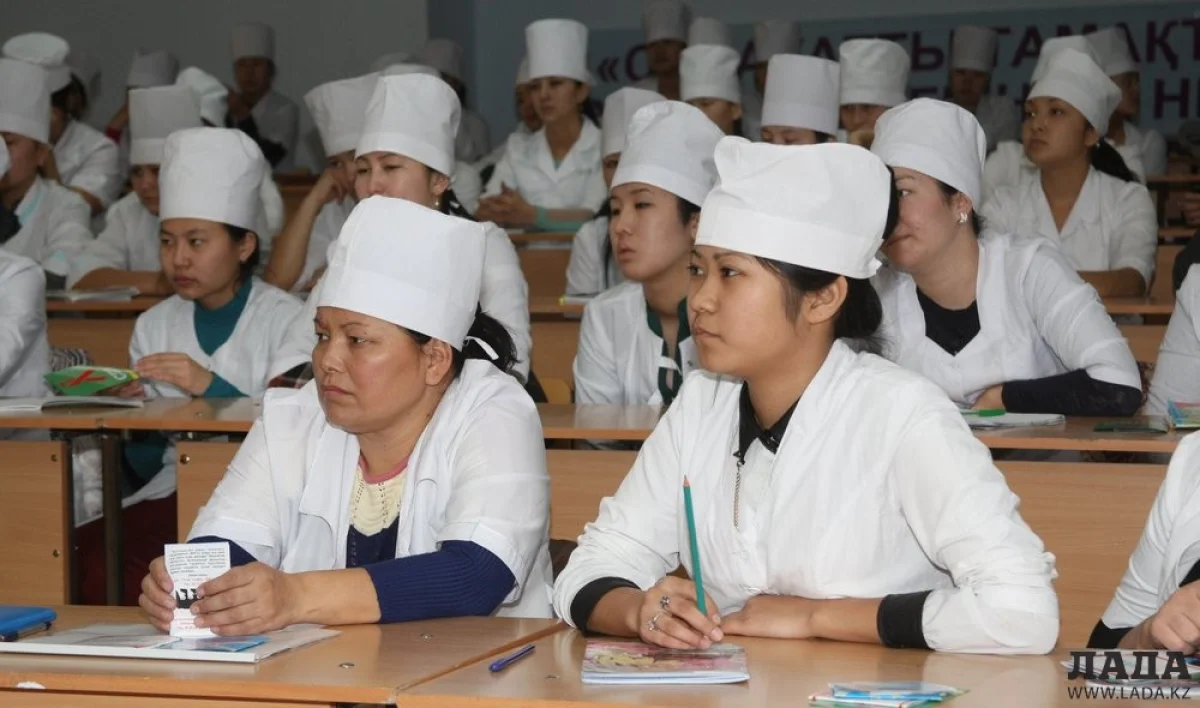 Фото из архива «Лады». На фото студенты медицинского колледжа Актау