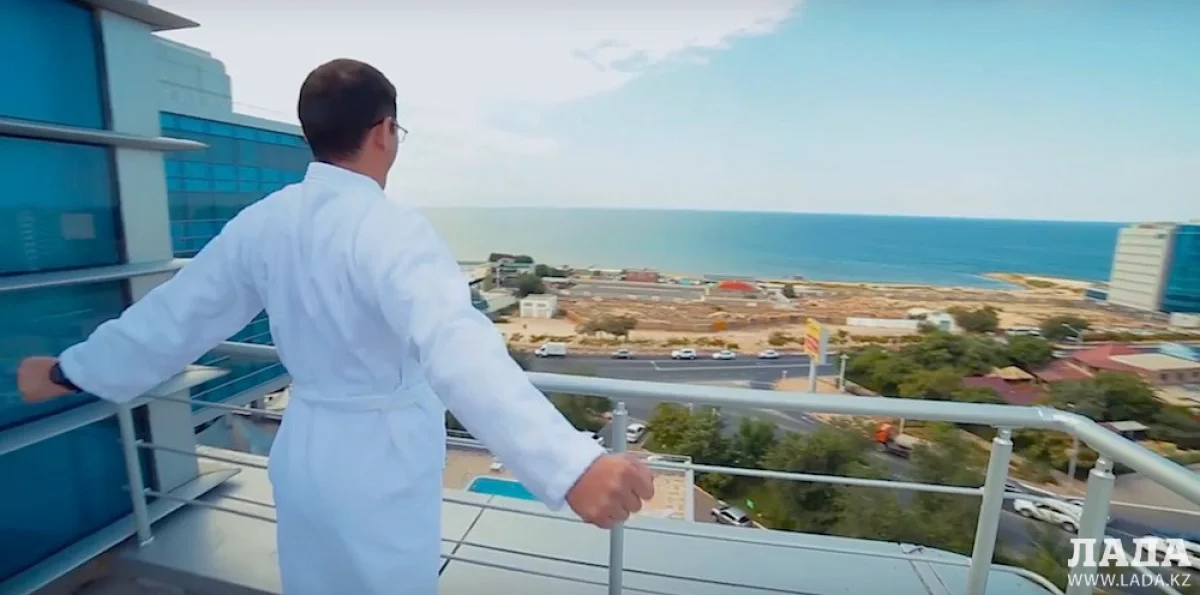 Утро гостя из Алматы в Актау. Кадр из видео
