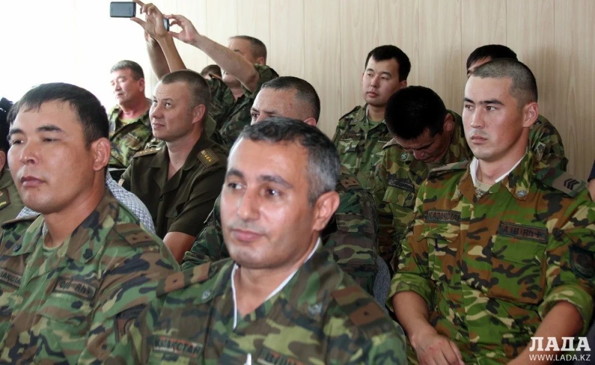 Пожарным жаль отпускать коллегу. Фото Рукии Сычевой