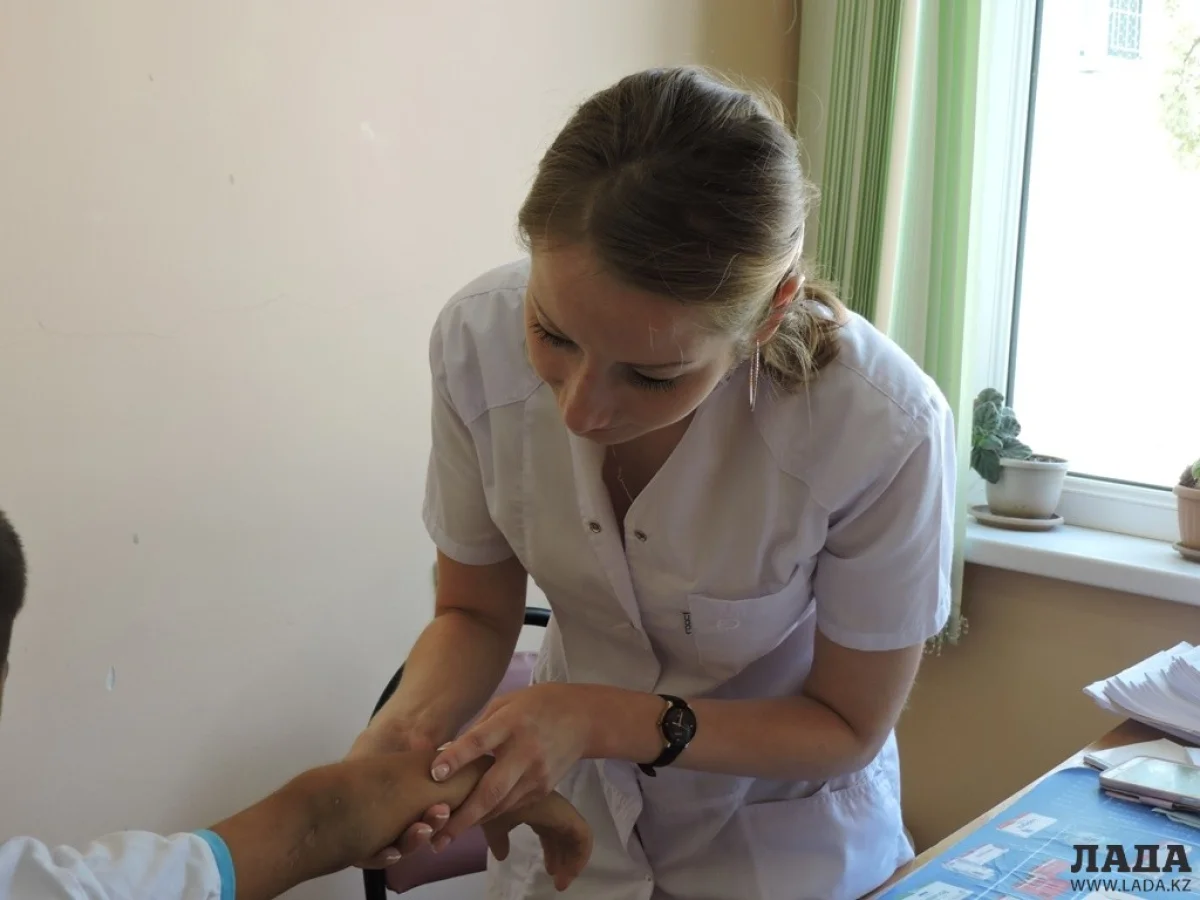 Осмотр малыша на приеме. Фото автора