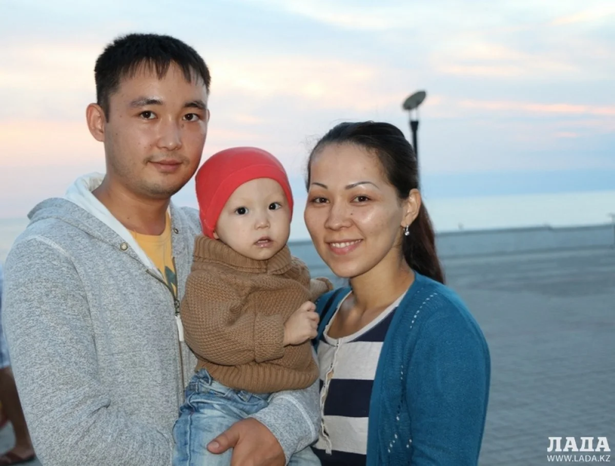 Супруги Азамат и Ляззат  с дочкой Инжу поздравили горожан с Днем семьи
