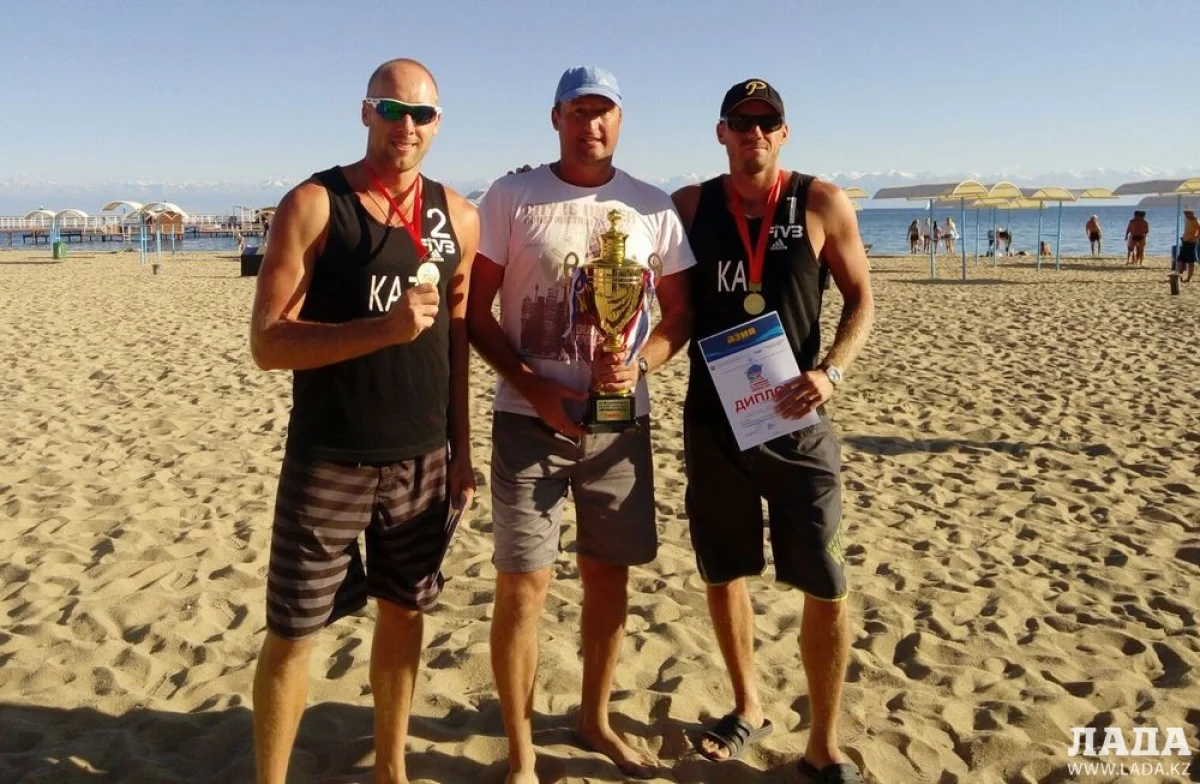 Победители международных соревнований Алексей Кулешов и Александр Бабичев с тренером Андреем Рюховым. Фото предоставлено участниками соревнований