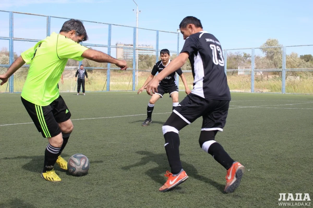 Турнир начался с обоюдоострых атак команд. Фото Сергея Кораблева||news_pic_more|<!--TBegin--><a href="https://img.lada.kz/2015-09/1442233617_img_1842.jpg" onclick="return hs.expand(this)" ><img align="left" src="https://img.lada.kz/2015-09/thumbs/1442233617_img_1842.jpg" alt='В Актау стартовал очередной турнир по мини-футболу среди ветеранов' title='В Актау стартовал очередной турнир по мини-футболу среди ветеранов'  /></a><!--TEnd--><br /><!--TBegin--><a href="https://img.lada.kz/2015-09/1442233668_img_1886.jpg" onclick="return hs.expand(this)" ><img align="left" src="https://img.lada.kz/2015-09/thumbs/1442233668_img_1886.jpg" alt='В Актау стартовал очередной турнир по мини-футболу среди ветеранов' title='В Актау стартовал очередной турнир по мини-футболу среди ветеранов'  /></a><!--TEnd--><br /><!--TBegin--><a href="https://img.lada.kz/2015-09/1442233644_img_1891.jpg" onclick="return hs.expand(this)" ><img align="left" src="https://img.lada.kz/2015-09/thumbs/1442233644_img_1891.jpg" alt='В Актау стартовал очередной турнир по мини-футболу среди ветеранов' title='В Актау стартовал очередной турнир по мини-футболу среди ветеранов'  /></a><!--TEnd--><br /><!--TBegin--><a href="https://img.lada.kz/2015-09/1442233640_img_1952.jpg" onclick="return hs.expand(this)" ><img align="left" src="https://img.lada.kz/2015-09/thumbs/1442233640_img_1952.jpg" alt='В Актау стартовал очередной турнир по мини-футболу среди ветеранов' title='В Актау стартовал очередной турнир по мини-футболу среди ветеранов'  /></a><!--TEnd--><br /><!--TBegin--><a href="https://img.lada.kz/2015-09/1442233653_img_1957.jpg" onclick="return hs.expand(this)" ><img align="left" src="https://img.lada.kz/2015-09/thumbs/1442233653_img_1957.jpg" alt='В Актау стартовал очередной турнир по мини-футболу среди ветеранов' title='В Актау стартовал очередной турнир по мини-футболу среди ветеранов'  /></a><!--TEnd--><br /><!--TBegin--><a href="https://img.lada.kz/2015-09/1442233666_img_1981.jpg" onclick="return hs.expand(this)" ><img align="left" src="https://img.lada.kz/2015-09/thumbs/1442233666_img_1981.jpg" alt='В Актау стартовал очередной турнир по мини-футболу среди ветеранов' title='В Актау стартовал очередной турнир по мини-футболу среди ветеранов'  /></a><!--TEnd-->