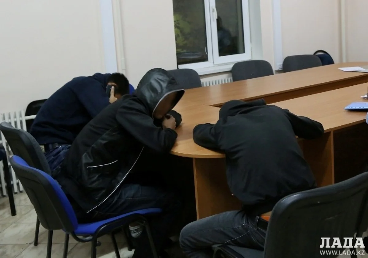 Дети-нарушители прячут лица. Фото Ж. Айганина