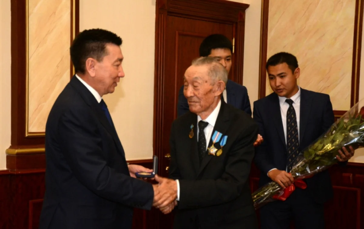 Вручение юбилейной награды. Фото предоставлено акиматом области||news_pic_more|<!--TBegin--><a href="https://img.lada.kz/2015-09/1443084149_kulsarievy-2.jpg" onclick="return hs.expand(this)" ><img align="left" src="https://img.lada.kz/2015-09/thumbs/1443084149_kulsarievy-2.jpg" alt='Алик Айдарбаев поздравил победителей национального конкурса «Мерейли отбасым»' title='Алик Айдарбаев поздравил победителей национального конкурса «Мерейли отбасым»'  /></a><!--TEnd--><br /><!--TBegin--><a href="https://img.lada.kz/2015-09/1443084178_kulsarievy-3.jpg" onclick="return hs.expand(this)" ><img align="left" src="https://img.lada.kz/2015-09/thumbs/1443084178_kulsarievy-3.jpg" alt='Алик Айдарбаев поздравил победителей национального конкурса «Мерейли отбасым»' title='Алик Айдарбаев поздравил победителей национального конкурса «Мерейли отбасым»'  /></a><!--TEnd-->