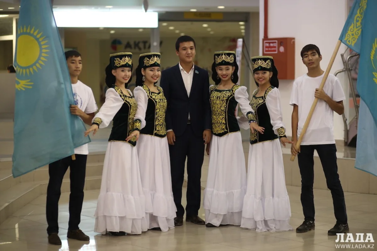 Участники флешмоба||news_pic_more|<!--TBegin--><a href="https://img.lada.kz/2015-09/1443159832_900a8579.jpg" onclick="return hs.expand(this)" ><img align="left" src="https://img.lada.kz/2015-09/thumbs/1443159832_900a8579.jpg" alt='В честь 550-летия Казахского ханства в Актау организовали флешмоб' title='В честь 550-летия Казахского ханства в Актау организовали флешмоб'  /></a><!--TEnd--><br /><!--TBegin--><a href="https://img.lada.kz/2015-09/1443159900_900a8598.jpg" onclick="return hs.expand(this)" ><img align="left" src="https://img.lada.kz/2015-09/thumbs/1443159900_900a8598.jpg" alt='В честь 550-летия Казахского ханства в Актау организовали флешмоб' title='В честь 550-летия Казахского ханства в Актау организовали флешмоб'  /></a><!--TEnd--><br /><!--TBegin--><a href="https://img.lada.kz/2015-09/1443159832_900a8631.jpg" onclick="return hs.expand(this)" ><img align="left" src="https://img.lada.kz/2015-09/thumbs/1443159832_900a8631.jpg" alt='В честь 550-летия Казахского ханства в Актау организовали флешмоб' title='В честь 550-летия Казахского ханства в Актау организовали флешмоб'  /></a><!--TEnd--><br /><!--TBegin--><a href="https://img.lada.kz/2015-09/1443159822_900a8543.jpg" onclick="return hs.expand(this)" ><img align="left" src="https://img.lada.kz/2015-09/thumbs/1443159822_900a8543.jpg" alt='В честь 550-летия Казахского ханства в Актау организовали флешмоб' title='В честь 550-летия Казахского ханства в Актау организовали флешмоб'  /></a><!--TEnd--><br /><!--TBegin--><a href="https://img.lada.kz/2015-09/1443159835_900a8551.jpg" onclick="return hs.expand(this)" ><img align="left" src="https://img.lada.kz/2015-09/thumbs/1443159835_900a8551.jpg" alt='В честь 550-летия Казахского ханства в Актау организовали флешмоб' title='В честь 550-летия Казахского ханства в Актау организовали флешмоб'  /></a><!--TEnd-->