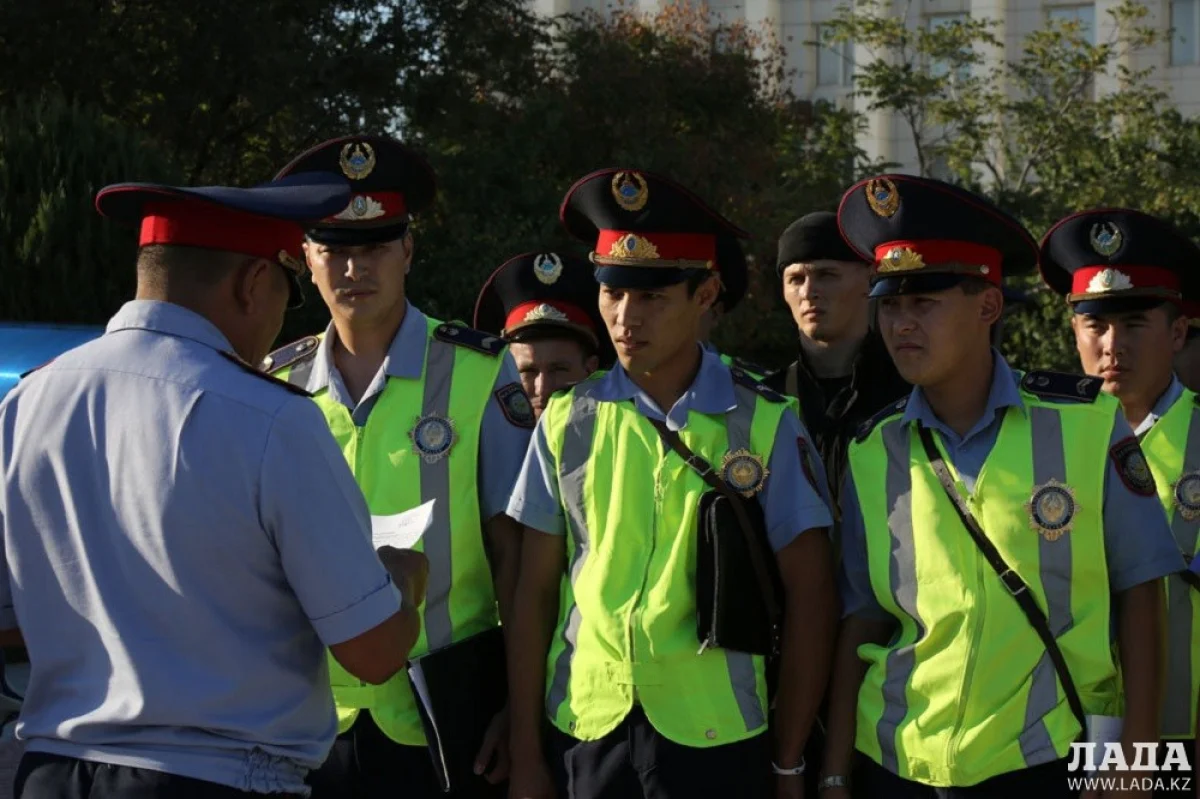 Во время развода полицейские получают задание на день. Фото автора