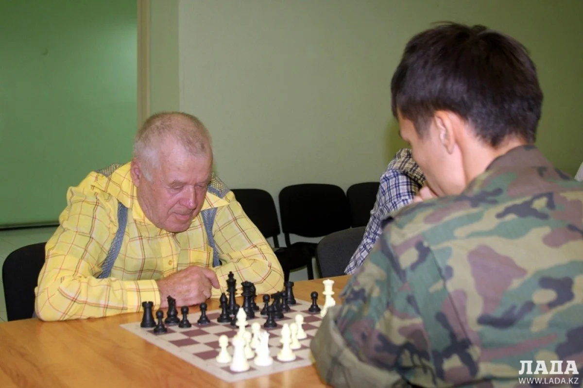 Ветераны «пожарки» с удовольствием противостояли молодым сотрудникам. Фото Рукии Сычевой