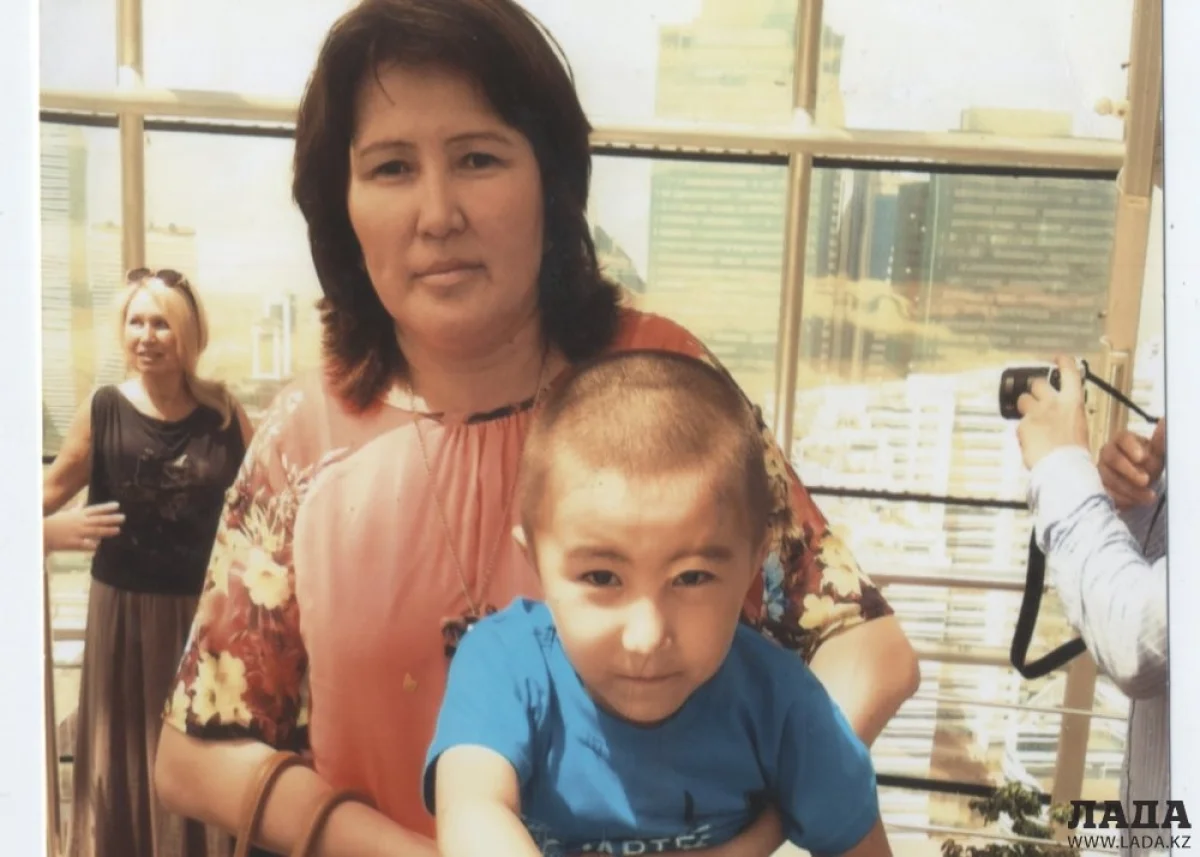 Мирамкуль Дюсембаева с сыном
