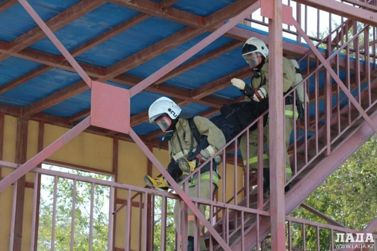 Спасение пострадавшего, находившегося на третьем этаже||news_pic_more|<!--TBegin--><a href="https://img.lada.kz/2015-10/1443683620_img_7278.jpg" onclick="return hs.expand(this)" ><img align="left" src="https://img.lada.kz/2015-10/thumbs/1443683620_img_7278.jpg" alt='Газодымозащитники боролись за звание лучших в Мангистауской области' title='Газодымозащитники боролись за звание лучших в Мангистауской области'  /></a><!--TEnd--><br /><!--TBegin--><a href="https://img.lada.kz/2015-10/1443683534_img_7281.jpg" onclick="return hs.expand(this)" ><img align="left" src="https://img.lada.kz/2015-10/thumbs/1443683534_img_7281.jpg" alt='Газодымозащитники боролись за звание лучших в Мангистауской области' title='Газодымозащитники боролись за звание лучших в Мангистауской области'  /></a><!--TEnd--><br /><!--TBegin--><a href="https://img.lada.kz/2015-10/1443683534_img_7283.jpg" onclick="return hs.expand(this)" ><img align="left" src="https://img.lada.kz/2015-10/thumbs/1443683534_img_7283.jpg" alt='Газодымозащитники боролись за звание лучших в Мангистауской области' title='Газодымозащитники боролись за звание лучших в Мангистауской области'  /></a><!--TEnd--><br /><!--TBegin--><a href="https://img.lada.kz/2015-10/1443683585_img_7285.jpg" onclick="return hs.expand(this)" ><img align="left" src="https://img.lada.kz/2015-10/thumbs/1443683585_img_7285.jpg" alt='Газодымозащитники боролись за звание лучших в Мангистауской области' title='Газодымозащитники боролись за звание лучших в Мангистауской области'  /></a><!--TEnd--><br /><!--TBegin--><a href="https://img.lada.kz/2015-10/1443683576_img_7290.jpg" onclick="return hs.expand(this)" ><img align="left" src="https://img.lada.kz/2015-10/thumbs/1443683576_img_7290.jpg" alt='Газодымозащитники боролись за звание лучших в Мангистауской области' title='Газодымозащитники боролись за звание лучших в Мангистауской области'  /></a><!--TEnd--><br /><!--TBegin--><a href="https://img.lada.kz/2015-10/1443683605_img_7293.jpg" onclick="return hs.expand(this)" ><img align="left" src="https://img.lada.kz/2015-10/thumbs/1443683605_img_7293.jpg" alt='Газодымозащитники боролись за звание лучших в Мангистауской области' title='Газодымозащитники боролись за звание лучших в Мангистауской области'  /></a><!--TEnd--><br /><!--TBegin--><a href="https://img.lada.kz/2015-10/1443683584_img_7295.jpg" onclick="return hs.expand(this)" ><img align="left" src="https://img.lada.kz/2015-10/thumbs/1443683584_img_7295.jpg" alt='Газодымозащитники боролись за звание лучших в Мангистауской области' title='Газодымозащитники боролись за звание лучших в Мангистауской области'  /></a><!--TEnd--><br /><!--TBegin--><a href="https://img.lada.kz/2015-10/1443683618_img_7296.jpg" onclick="return hs.expand(this)" ><img align="left" src="https://img.lada.kz/2015-10/thumbs/1443683618_img_7296.jpg" alt='Газодымозащитники боролись за звание лучших в Мангистауской области' title='Газодымозащитники боролись за звание лучших в Мангистауской области'  /></a><!--TEnd--><br /><!--TBegin--><a href="https://img.lada.kz/2015-10/1443683548_img_7311.jpg" onclick="return hs.expand(this)" ><img align="left" src="https://img.lada.kz/2015-10/thumbs/1443683548_img_7311.jpg" alt='Газодымозащитники боролись за звание лучших в Мангистауской области' title='Газодымозащитники боролись за звание лучших в Мангистауской области'  /></a><!--TEnd--><br /><!--TBegin--><a href="https://img.lada.kz/2015-10/1443683589_img_7323.jpg" onclick="return hs.expand(this)" ><img align="left" src="https://img.lada.kz/2015-10/thumbs/1443683589_img_7323.jpg" alt='Газодымозащитники боролись за звание лучших в Мангистауской области' title='Газодымозащитники боролись за звание лучших в Мангистауской области'  /></a><!--TEnd--><br /><!--TBegin--><a href="https://img.lada.kz/2015-10/1443683630_img_7327.jpg" onclick="return hs.expand(this)" ><img align="left" src="https://img.lada.kz/2015-10/thumbs/1443683630_img_7327.jpg" alt='Газодымозащитники боролись за звание лучших в Мангистауской области' title='Газодымозащитники боролись за звание лучших в Мангистауской области'  /></a><!--TEnd--><br /><!--TBegin--><a href="https://img.lada.kz/2015-10/1443683628_img_7333.jpg" onclick="return hs.expand(this)" ><img align="left" src="https://img.lada.kz/2015-10/thumbs/1443683628_img_7333.jpg" alt='Газодымозащитники боролись за звание лучших в Мангистауской области' title='Газодымозащитники боролись за звание лучших в Мангистауской области'  /></a><!--TEnd--><br /><!--TBegin--><a href="https://img.lada.kz/2015-10/1443683544_img_7334.jpg" onclick="return hs.expand(this)" ><img align="left" src="https://img.lada.kz/2015-10/thumbs/1443683544_img_7334.jpg" alt='Газодымозащитники боролись за звание лучших в Мангистауской области' title='Газодымозащитники боролись за звание лучших в Мангистауской области'  /></a><!--TEnd--><br /><!--TBegin--><a href="https://img.lada.kz/2015-10/1443683622_img_7339.jpg" onclick="return hs.expand(this)" ><img align="left" src="https://img.lada.kz/2015-10/thumbs/1443683622_img_7339.jpg" alt='Газодымозащитники боролись за звание лучших в Мангистауской области' title='Газодымозащитники боролись за звание лучших в Мангистауской области'  /></a><!--TEnd--><br /><!--TBegin--><a href="https://img.lada.kz/2015-10/1443683583_img_7340.jpg" onclick="return hs.expand(this)" ><img align="left" src="https://img.lada.kz/2015-10/thumbs/1443683583_img_7340.jpg" alt='Газодымозащитники боролись за звание лучших в Мангистауской области' title='Газодымозащитники боролись за звание лучших в Мангистауской области'  /></a><!--TEnd--><br /><!--TBegin--><a href="https://img.lada.kz/2015-10/1443683578_img_7346.jpg" onclick="return hs.expand(this)" ><img align="left" src="https://img.lada.kz/2015-10/thumbs/1443683578_img_7346.jpg" alt='Газодымозащитники боролись за звание лучших в Мангистауской области' title='Газодымозащитники боролись за звание лучших в Мангистауской области'  /></a><!--TEnd--><br /><!--TBegin--><a href="https://img.lada.kz/2015-10/1443683552_img_7353.jpg" onclick="return hs.expand(this)" ><img align="left" src="https://img.lada.kz/2015-10/thumbs/1443683552_img_7353.jpg" alt='Газодымозащитники боролись за звание лучших в Мангистауской области' title='Газодымозащитники боролись за звание лучших в Мангистауской области'  /></a><!--TEnd--><br /><!--TBegin--><a href="https://img.lada.kz/2015-10/1443683579_img_7364.jpg" onclick="return hs.expand(this)" ><img align="left" src="https://img.lada.kz/2015-10/thumbs/1443683579_img_7364.jpg" alt='Газодымозащитники боролись за звание лучших в Мангистауской области' title='Газодымозащитники боролись за звание лучших в Мангистауской области'  /></a><!--TEnd--><br /><!--TBegin--><a href="https://img.lada.kz/2015-10/1443683594_img_7365.jpg" onclick="return hs.expand(this)" ><img align="left" src="https://img.lada.kz/2015-10/thumbs/1443683594_img_7365.jpg" alt='Газодымозащитники боролись за звание лучших в Мангистауской области' title='Газодымозащитники боролись за звание лучших в Мангистауской области'  /></a><!--TEnd--><br /><!--TBegin--><a href="https://img.lada.kz/2015-10/1443683551_img_7369.jpg" onclick="return hs.expand(this)" ><img align="left" src="https://img.lada.kz/2015-10/thumbs/1443683551_img_7369.jpg" alt='Газодымозащитники боролись за звание лучших в Мангистауской области' title='Газодымозащитники боролись за звание лучших в Мангистауской области'  /></a><!--TEnd-->