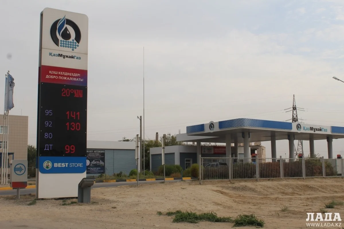 Самая высокая цена по городу наблюдается на заправочной станции АО «КазМунайГаз». Как мы видим, стоимость АИ-95 составляет 141 тенге. Фото автора||news_pic_more|<!--TBegin--><a href="https://img.lada.kz/2015-10/1443762682_img_2942.jpg" onclick="return hs.expand(this)" ><img src="https://img.lada.kz/2015-10/thumbs/1443762682_img_2942.jpg" alt='В Актау на заправках «КазМунайГаз» цена за литр АИ-92 выросла до 130 тенге' title='В Актау на заправках «КазМунайГаз» цена за литр АИ-92 выросла до 130 тенге'  /></a><!--TEnd--><br /><!--TBegin--><a href="https://img.lada.kz/2015-10/1443704315_img_7408.jpg" onclick="return hs.expand(this)" ><img src="https://img.lada.kz/2015-10/thumbs/1443704315_img_7408.jpg" alt='В Актау на заправках «КазМунайГаз» цена за литр АИ-92 выросла до 130 тенге' title='В Актау на заправках «КазМунайГаз» цена за литр АИ-92 выросла до 130 тенге'  /></a><!--TEnd--><br /><!--TBegin--><a href="https://img.lada.kz/2015-10/1443704313_img_7421.jpg" onclick="return hs.expand(this)" ><img src="https://img.lada.kz/2015-10/thumbs/1443704313_img_7421.jpg" alt='В Актау на заправках «КазМунайГаз» цена за литр АИ-92 выросла до 130 тенге' title='В Актау на заправках «КазМунайГаз» цена за литр АИ-92 выросла до 130 тенге'  /></a><!--TEnd--><br /><!--TBegin--><a href="https://img.lada.kz/2015-10/1443704269_img_7425.jpg" onclick="return hs.expand(this)" ><img src="https://img.lada.kz/2015-10/thumbs/1443704269_img_7425.jpg" alt='В Актау на заправках «КазМунайГаз» цена за литр АИ-92 выросла до 130 тенге' title='В Актау на заправках «КазМунайГаз» цена за литр АИ-92 выросла до 130 тенге'  /></a><!--TEnd--><br /><!--TBegin--><a href="https://img.lada.kz/2015-10/1443704255_img_7436.jpg" onclick="return hs.expand(this)" ><img src="https://img.lada.kz/2015-10/thumbs/1443704255_img_7436.jpg" alt='В Актау на заправках «КазМунайГаз» цена за литр АИ-92 выросла до 130 тенге' title='В Актау на заправках «КазМунайГаз» цена за литр АИ-92 выросла до 130 тенге'  /></a><!--TEnd--><br /><!--TBegin--><a href="https://img.lada.kz/2015-10/1443704254_img_7441.jpg" onclick="return hs.expand(this)" ><img src="https://img.lada.kz/2015-10/thumbs/1443704254_img_7441.jpg" alt='В Актау на заправках «КазМунайГаз» цена за литр АИ-92 выросла до 130 тенге' title='В Актау на заправках «КазМунайГаз» цена за литр АИ-92 выросла до 130 тенге'  /></a><!--TEnd-->