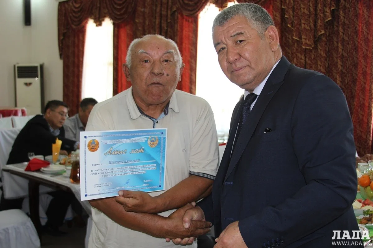 Благодарственные письма вручает первый замначальника ДВД Амангельды Досаханов. Фото пресс-службы ДВД