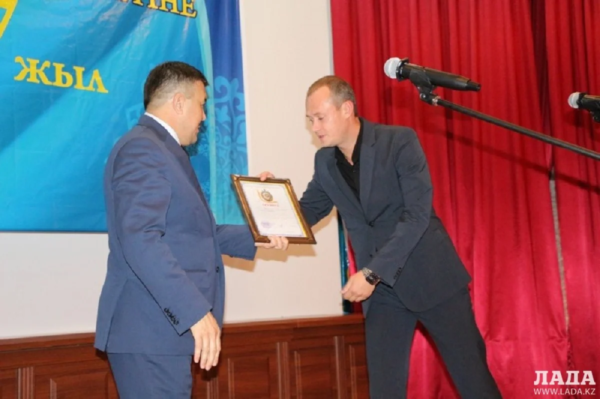 Начальник ДВД вручает грамоту Дмитрию Беженару. Фото Кадырбека Айдарулы||news_pic_more|<!--TBegin--><a href="https://img.lada.kz/2015-10/1444056382_2.jpg" onclick="return hs.expand(this)" ><img align="left" src="https://img.lada.kz/2015-10/thumbs/1444056382_2.jpg" alt='Сотрудники уголовного розыска отмечают свой профессиональный праздник' title='Сотрудники уголовного розыска отмечают свой профессиональный праздник'  /></a><!--TEnd--><br /><!--TBegin--><a href="https://img.lada.kz/2015-10/1444056447_img_7616.jpg" onclick="return hs.expand(this)" ><img align="left" src="https://img.lada.kz/2015-10/thumbs/1444056447_img_7616.jpg" alt='Сотрудники уголовного розыска отмечают свой профессиональный праздник' title='Сотрудники уголовного розыска отмечают свой профессиональный праздник'  /></a><!--TEnd--><br /><!--TBegin--><a href="https://img.lada.kz/2015-10/1444056399_img_7629.jpg" onclick="return hs.expand(this)" ><img align="left" src="https://img.lada.kz/2015-10/thumbs/1444056399_img_7629.jpg" alt='Сотрудники уголовного розыска отмечают свой профессиональный праздник' title='Сотрудники уголовного розыска отмечают свой профессиональный праздник'  /></a><!--TEnd--><br /><!--TBegin--><a href="https://img.lada.kz/2015-10/1444056410_img_7630.jpg" onclick="return hs.expand(this)" ><img align="left" src="https://img.lada.kz/2015-10/thumbs/1444056410_img_7630.jpg" alt='Сотрудники уголовного розыска отмечают свой профессиональный праздник' title='Сотрудники уголовного розыска отмечают свой профессиональный праздник'  /></a><!--TEnd--><br /><!--TBegin--><a href="https://img.lada.kz/2015-10/1444056393_img_7632.jpg" onclick="return hs.expand(this)" ><img align="left" src="https://img.lada.kz/2015-10/thumbs/1444056393_img_7632.jpg" alt='Сотрудники уголовного розыска отмечают свой профессиональный праздник' title='Сотрудники уголовного розыска отмечают свой профессиональный праздник'  /></a><!--TEnd--><br /><!--TBegin--><a href="https://img.lada.kz/2015-10/1444056474_img_7633.jpg" onclick="return hs.expand(this)" ><img align="left" src="https://img.lada.kz/2015-10/thumbs/1444056474_img_7633.jpg" alt='Сотрудники уголовного розыска отмечают свой профессиональный праздник' title='Сотрудники уголовного розыска отмечают свой профессиональный праздник'  /></a><!--TEnd--><br /><!--TBegin--><a href="https://img.lada.kz/2015-10/1444056400_img_7639.jpg" onclick="return hs.expand(this)" ><img align="left" src="https://img.lada.kz/2015-10/thumbs/1444056400_img_7639.jpg" alt='Сотрудники уголовного розыска отмечают свой профессиональный праздник' title='Сотрудники уголовного розыска отмечают свой профессиональный праздник'  /></a><!--TEnd--><br /><!--TBegin--><a href="https://img.lada.kz/2015-10/1444056467_img_7651.jpg" onclick="return hs.expand(this)" ><img align="left" src="https://img.lada.kz/2015-10/thumbs/1444056467_img_7651.jpg" alt='Сотрудники уголовного розыска отмечают свой профессиональный праздник' title='Сотрудники уголовного розыска отмечают свой профессиональный праздник'  /></a><!--TEnd--><br /><!--TBegin--><a href="https://img.lada.kz/2015-10/1444056475_img_7654.jpg" onclick="return hs.expand(this)" ><img align="left" src="https://img.lada.kz/2015-10/thumbs/1444056475_img_7654.jpg" alt='Сотрудники уголовного розыска отмечают свой профессиональный праздник' title='Сотрудники уголовного розыска отмечают свой профессиональный праздник'  /></a><!--TEnd--><br /><!--TBegin--><a href="https://img.lada.kz/2015-10/1444056439_img_7658.jpg" onclick="return hs.expand(this)" ><img align="left" src="https://img.lada.kz/2015-10/thumbs/1444056439_img_7658.jpg" alt='Сотрудники уголовного розыска отмечают свой профессиональный праздник' title='Сотрудники уголовного розыска отмечают свой профессиональный праздник'  /></a><!--TEnd--><br /><!--TBegin--><a href="https://img.lada.kz/2015-10/1444056405_img_7661.jpg" onclick="return hs.expand(this)" ><img align="left" src="https://img.lada.kz/2015-10/thumbs/1444056405_img_7661.jpg" alt='Сотрудники уголовного розыска отмечают свой профессиональный праздник' title='Сотрудники уголовного розыска отмечают свой профессиональный праздник'  /></a><!--TEnd--><br /><!--TBegin--><a href="https://img.lada.kz/2015-10/1444056439_img_7662.jpg" onclick="return hs.expand(this)" ><img align="left" src="https://img.lada.kz/2015-10/thumbs/1444056439_img_7662.jpg" alt='Сотрудники уголовного розыска отмечают свой профессиональный праздник' title='Сотрудники уголовного розыска отмечают свой профессиональный праздник'  /></a><!--TEnd--><br /><!--TBegin--><a href="https://img.lada.kz/2015-10/1444056432_img_7666.jpg" onclick="return hs.expand(this)" ><img align="left" src="https://img.lada.kz/2015-10/thumbs/1444056432_img_7666.jpg" alt='Сотрудники уголовного розыска отмечают свой профессиональный праздник' title='Сотрудники уголовного розыска отмечают свой профессиональный праздник'  /></a><!--TEnd--><br /><!--TBegin--><a href="https://img.lada.kz/2015-10/1444056401_img_7669.jpg" onclick="return hs.expand(this)" ><img align="left" src="https://img.lada.kz/2015-10/thumbs/1444056401_img_7669.jpg" alt='Сотрудники уголовного розыска отмечают свой профессиональный праздник' title='Сотрудники уголовного розыска отмечают свой профессиональный праздник'  /></a><!--TEnd--><br /><!--TBegin--><a href="https://img.lada.kz/2015-10/1444056493_img_7678.jpg" onclick="return hs.expand(this)" ><img align="left" src="https://img.lada.kz/2015-10/thumbs/1444056493_img_7678.jpg" alt='Сотрудники уголовного розыска отмечают свой профессиональный праздник' title='Сотрудники уголовного розыска отмечают свой профессиональный праздник'  /></a><!--TEnd--><br /><!--TBegin--><a href="https://img.lada.kz/2015-10/1444056458_img_7692.jpg" onclick="return hs.expand(this)" ><img align="left" src="https://img.lada.kz/2015-10/thumbs/1444056458_img_7692.jpg" alt='Сотрудники уголовного розыска отмечают свой профессиональный праздник' title='Сотрудники уголовного розыска отмечают свой профессиональный праздник'  /></a><!--TEnd--><br /><!--TBegin--><a href="https://img.lada.kz/2015-10/1444056441_img_7694.jpg" onclick="return hs.expand(this)" ><img align="left" src="https://img.lada.kz/2015-10/thumbs/1444056441_img_7694.jpg" alt='Сотрудники уголовного розыска отмечают свой профессиональный праздник' title='Сотрудники уголовного розыска отмечают свой профессиональный праздник'  /></a><!--TEnd--><br /><!--TBegin--><a href="https://img.lada.kz/2015-10/1444056496_img_7695.jpg" onclick="return hs.expand(this)" ><img align="left" src="https://img.lada.kz/2015-10/thumbs/1444056496_img_7695.jpg" alt='Сотрудники уголовного розыска отмечают свой профессиональный праздник' title='Сотрудники уголовного розыска отмечают свой профессиональный праздник'  /></a><!--TEnd-->