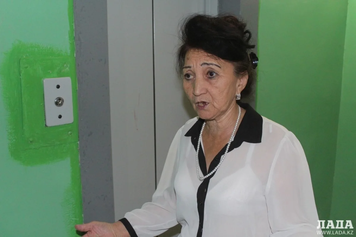 Жительница 1 дома Сара Бопежанова, которая проживает на 9 этаже