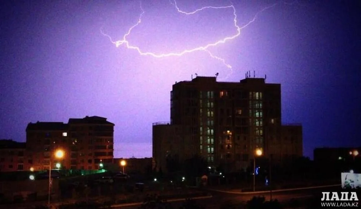 Гроза в Актау. Фото из архива «Лады»